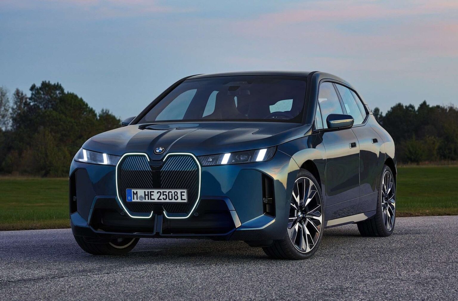 بي إم دبليو iX 2025: الكهربائية الرياضية تعود بحماسة وتصميم محدث