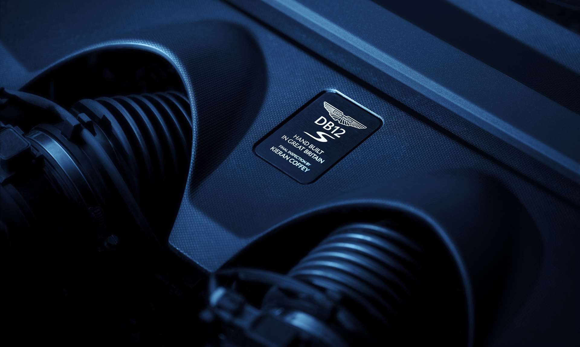 أستون مارتن DB12 S 2026: تحفة جديدة بقوة 690 حصان 1 أستون مارتن DB12 S 2026: تحفة جديدة بقوة 690 حصان - عرب اوتو هب