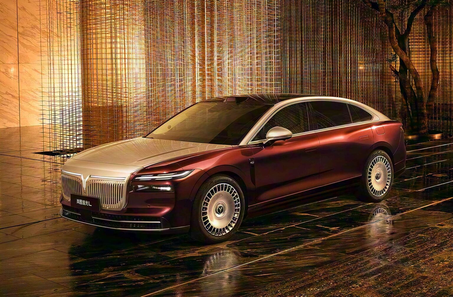 فويه باشن L الهجينة : عملاق صيني فاخر بقوة 657 حصان ومدى كهربائي يزيد عن 300 كم