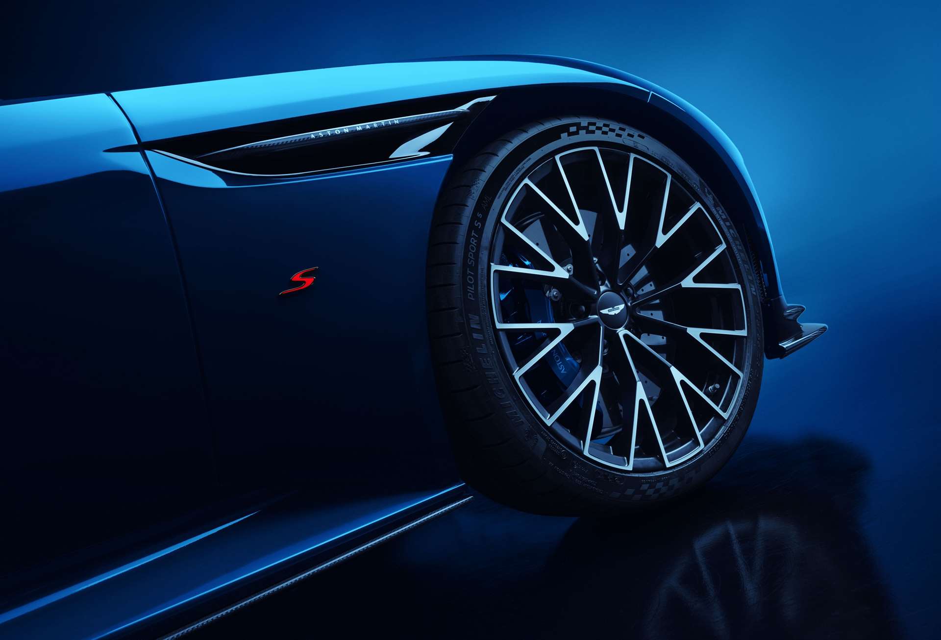 أستون مارتن DB12 S 2026: تحفة جديدة بقوة 690 حصان 2 أستون مارتن DB12 S 2026: تحفة جديدة بقوة 690 حصان - عرب اوتو هب