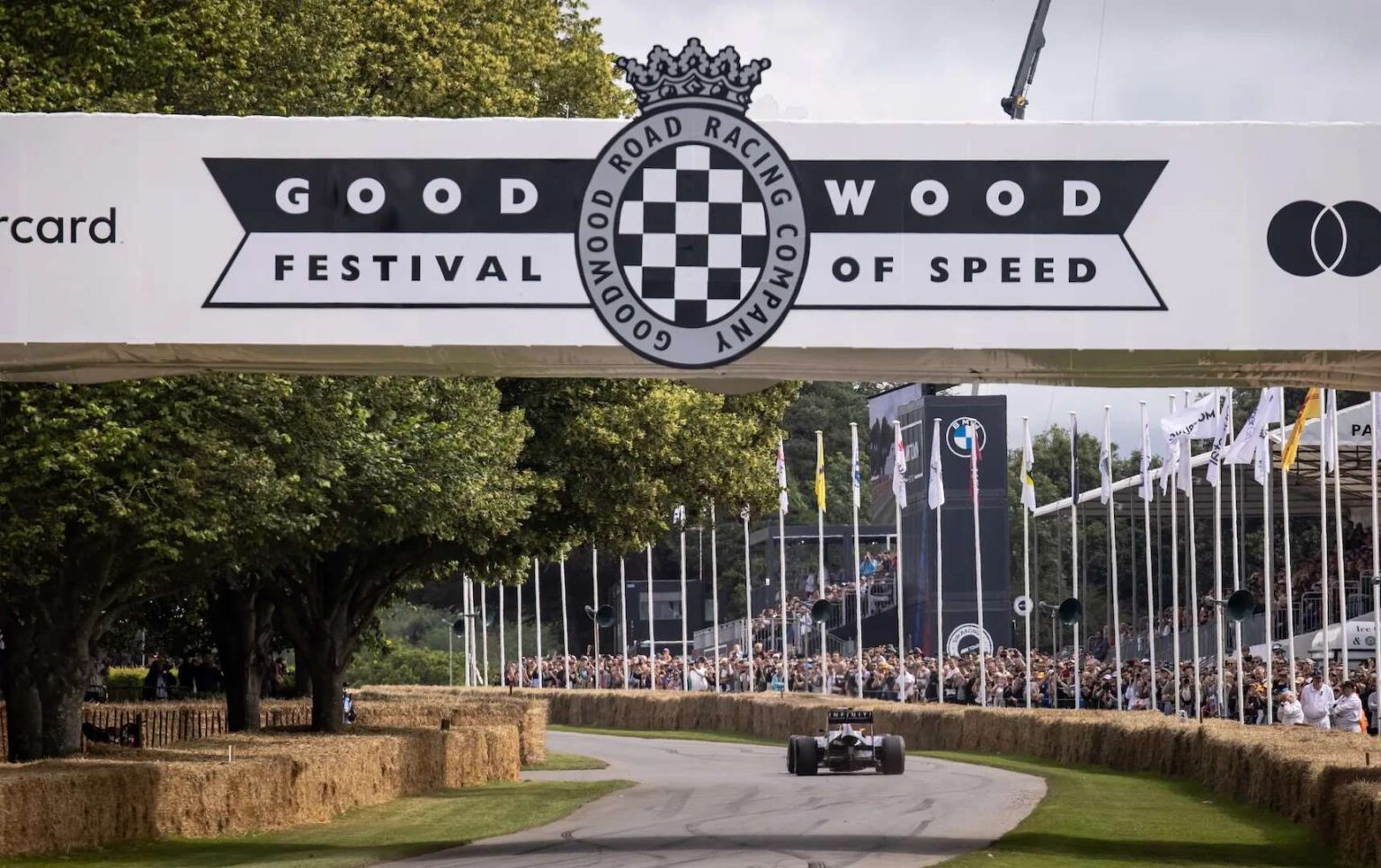 مهرجان جودوود للسرعة 2025 : حيث يلتقي تاريخ الفورمولا1 مع السيارات الكهربائية و محركات القوة