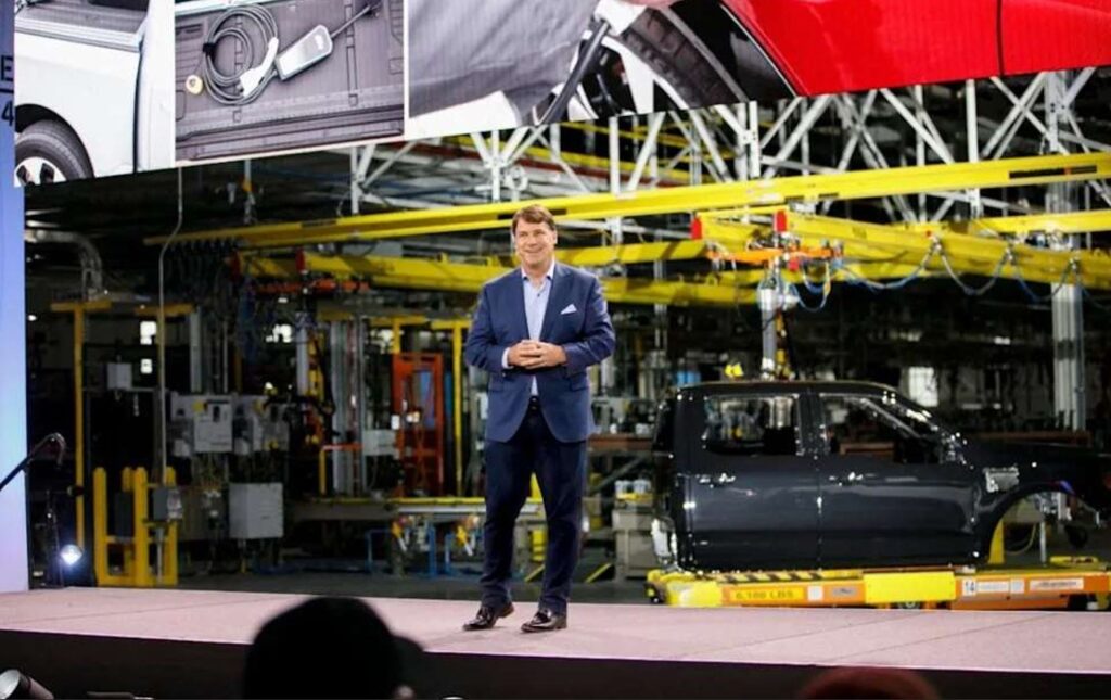 الرئيس التنفيذي لفورد يُحذر: صعود صُنّاع السيارات الصينيين قد يُخرج الجميع من السوق