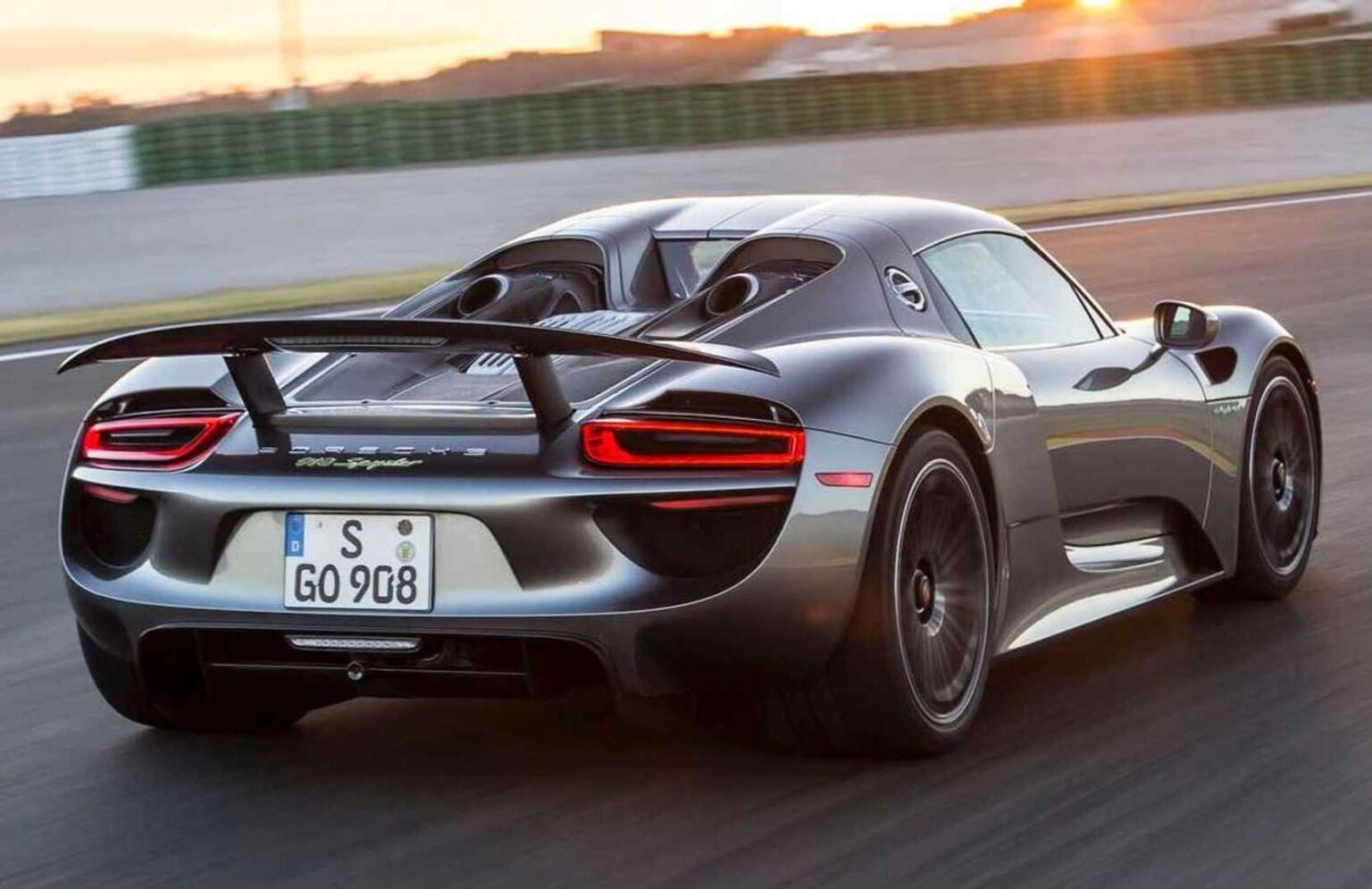 أقوى 15 سيارة بورشه للطرق : عندما تلتقي الفخامة بالوحشية