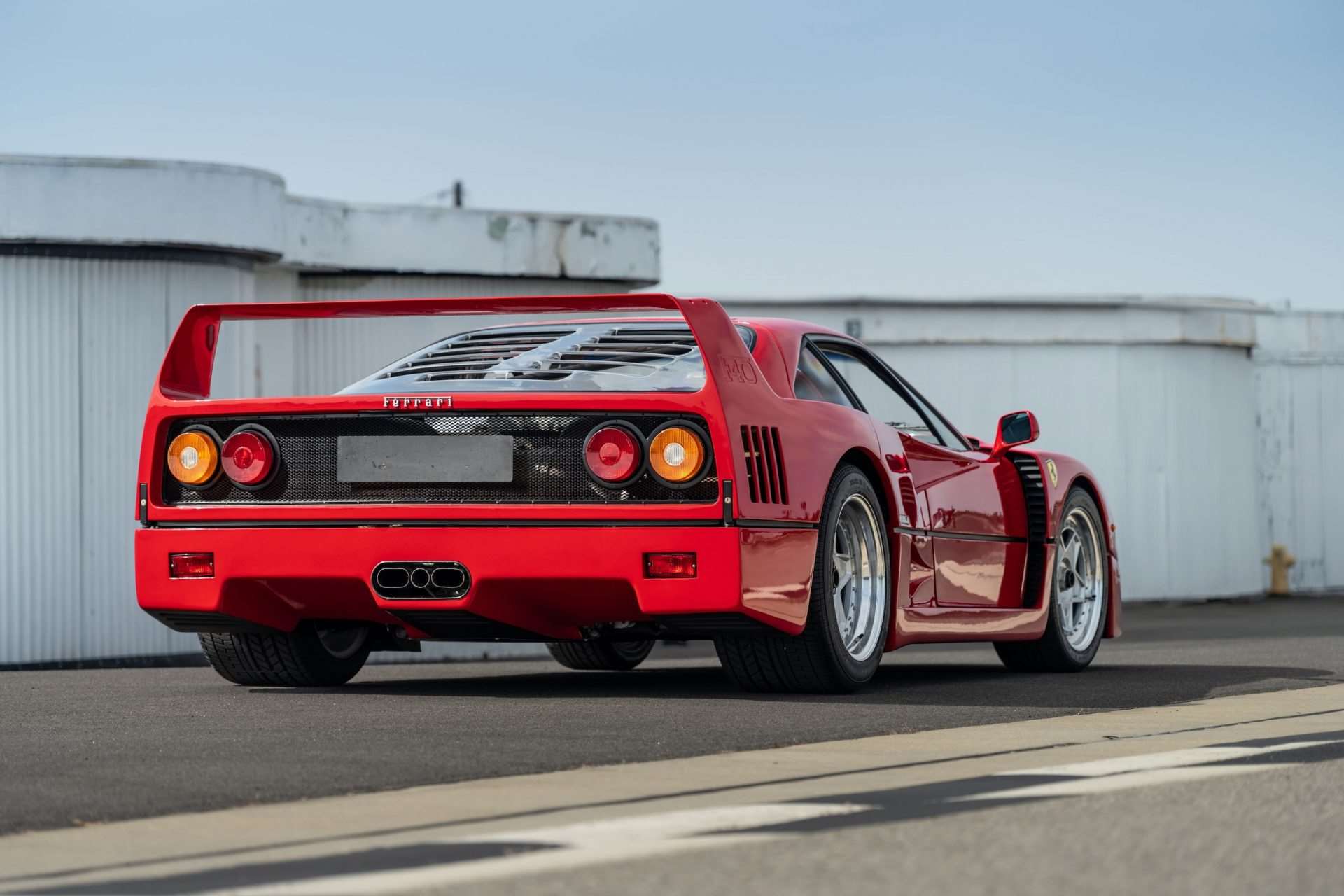 فيراري F40 : أسطورة السرعة والنقاء في عالم السيارات الخارقة 3 فيراري F40 : أسطورة السرعة والنقاء في عالم السيارات الخارقة - عرب اوتو هب