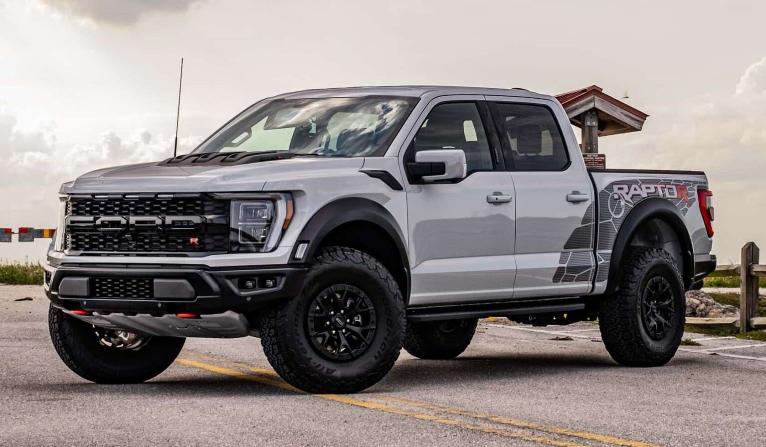 فورد F-150 رابتور R : ملك شاحنات الأداء بقوة 720 حصاناً - عرب اوتو هب