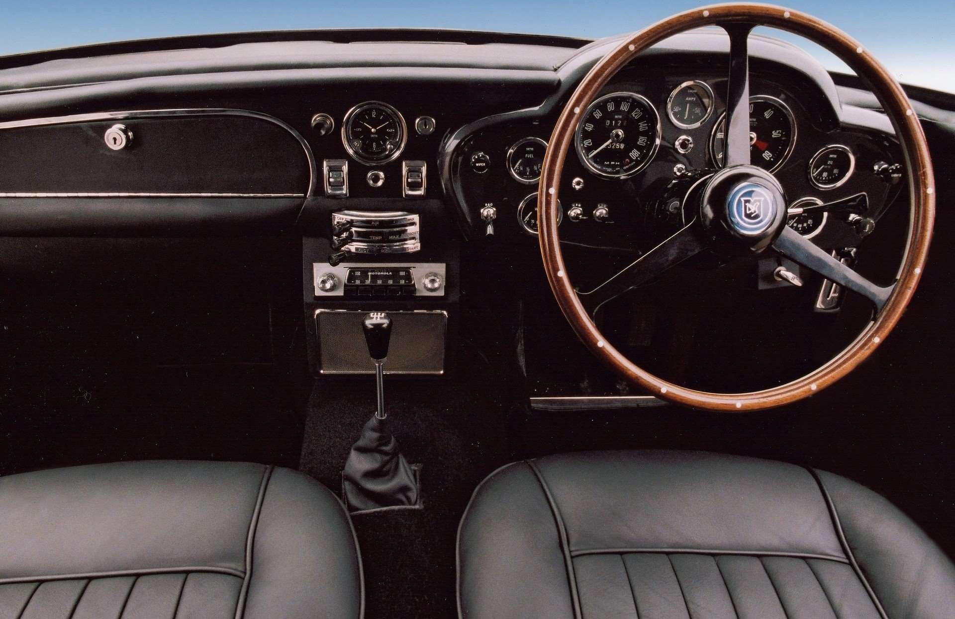 أستون مارتن DB5 : أيقونة جيمس بوند وأحلام عشاق السيارات 4 أستون مارتن DB5 : أيقونة جيمس بوند وأحلام عشاق السيارات - عرب اوتو هب