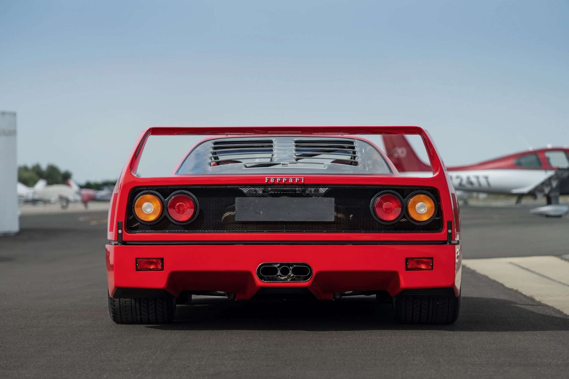 فيراري F40 : أسطورة السرعة والنقاء في عالم السيارات الخارقة 4 فيراري F40 : أسطورة السرعة والنقاء في عالم السيارات الخارقة - عرب اوتو هب