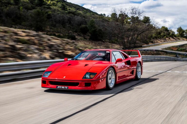 فيراري F40 : أسطورة السرعة والنقاء في عالم السيارات الخارقة