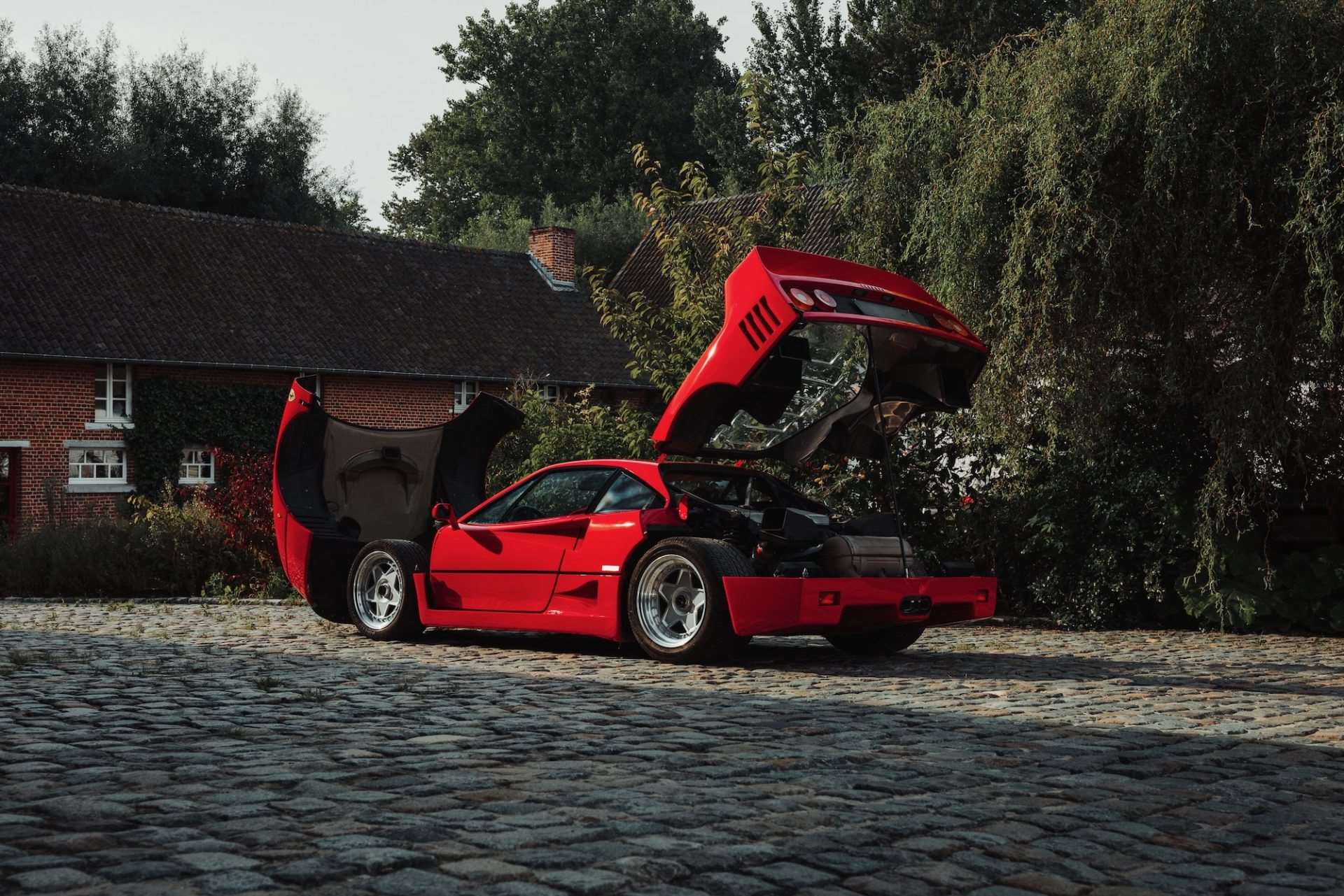 فيراري F40 : أسطورة السرعة والنقاء في عالم السيارات الخارقة 2 فيراري F40 : أسطورة السرعة والنقاء في عالم السيارات الخارقة - عرب اوتو هب