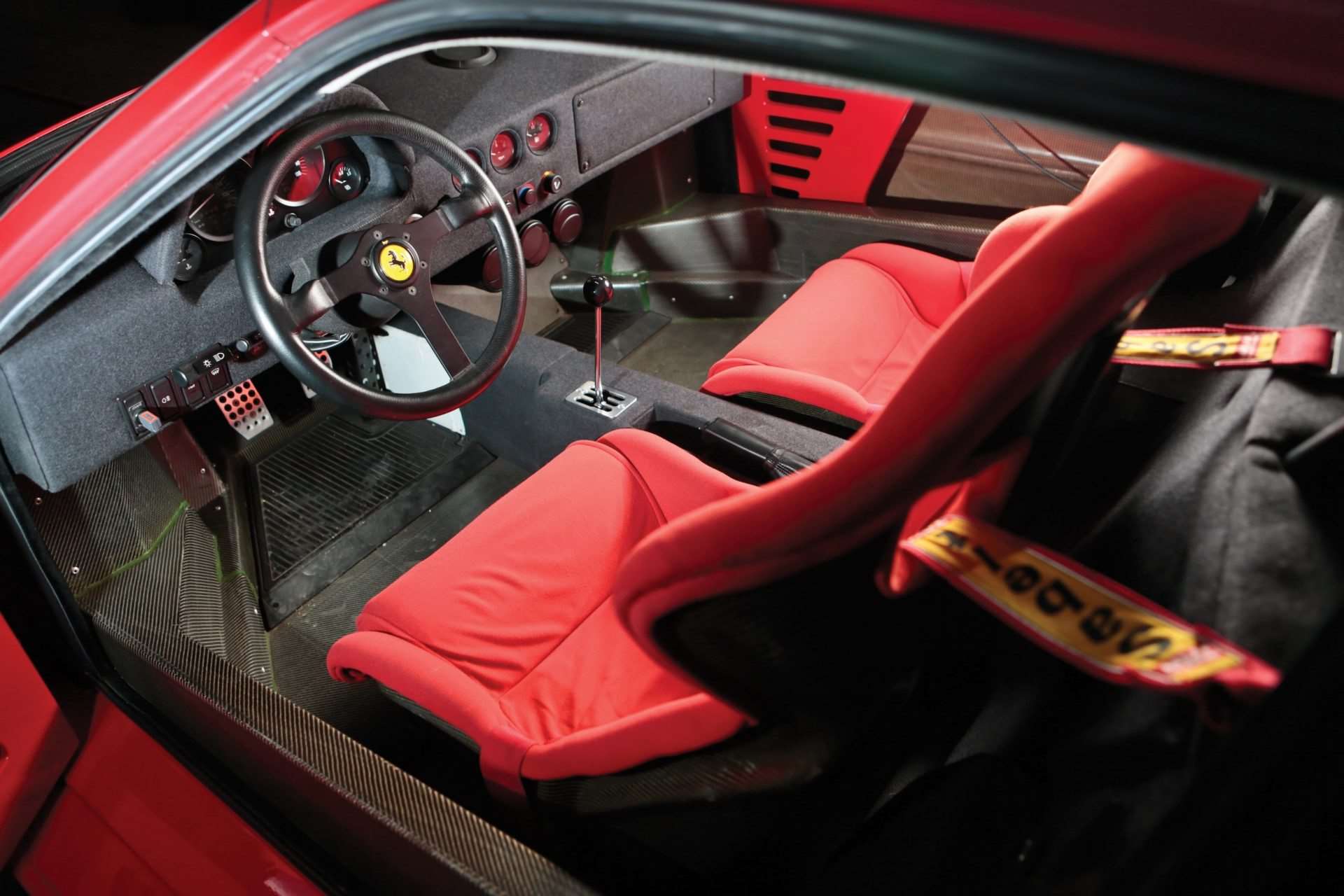 فيراري F40 : أسطورة السرعة والنقاء في عالم السيارات الخارقة 5 فيراري F40 : أسطورة السرعة والنقاء في عالم السيارات الخارقة - عرب اوتو هب