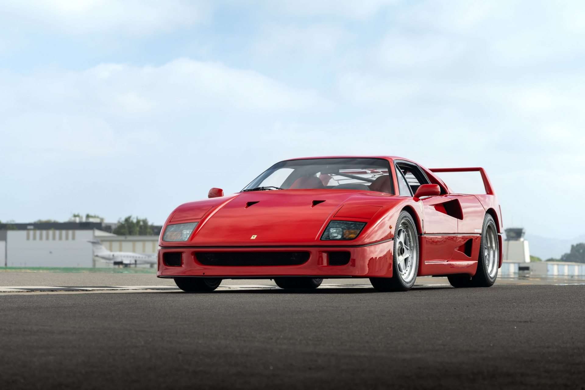 فيراري F40 : أسطورة السرعة والنقاء في عالم السيارات الخارقة 1 فيراري F40 : أسطورة السرعة والنقاء في عالم السيارات الخارقة - عرب اوتو هب