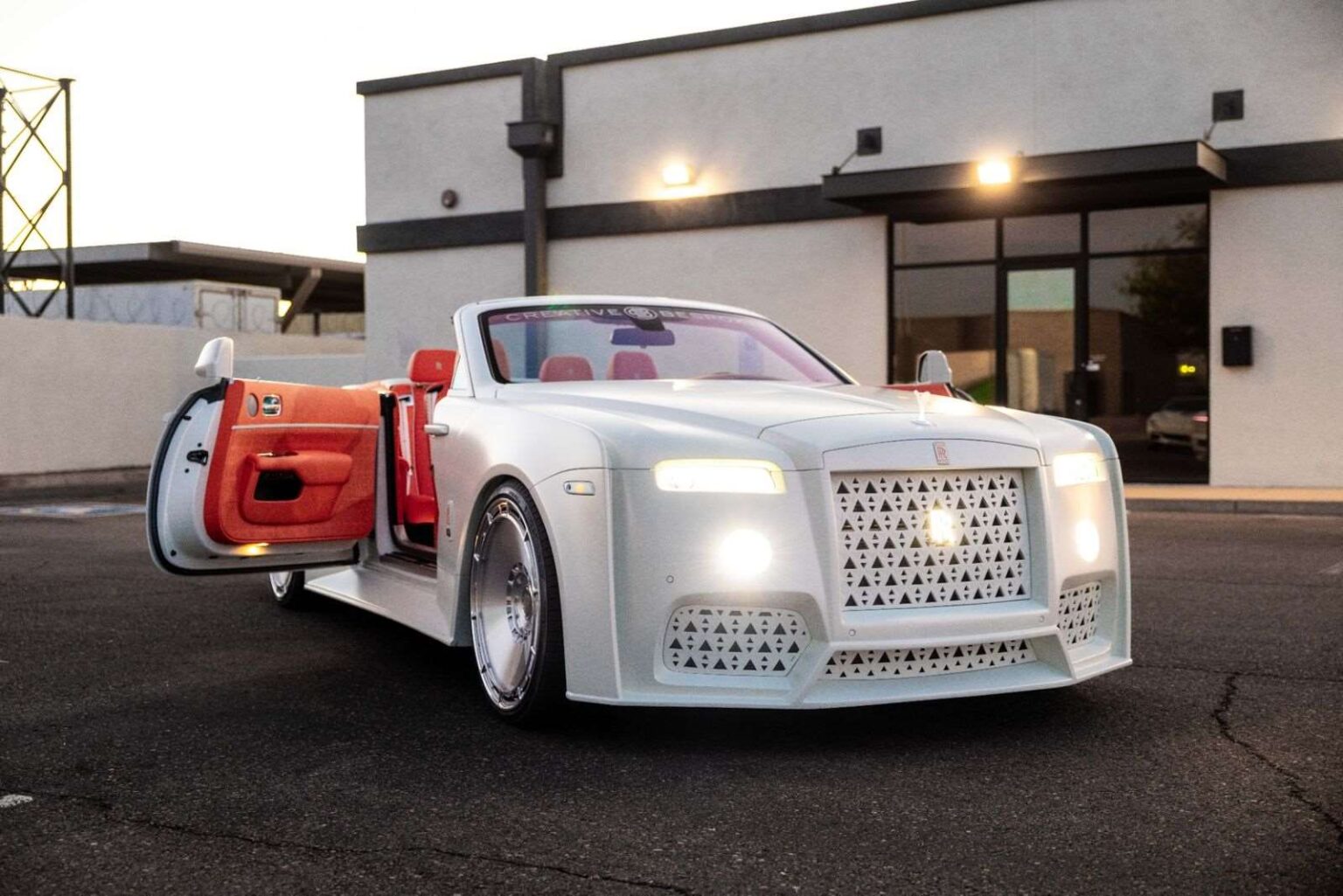 رولز رويس داون 2020 بلاك بادج بقمة الفخامة و التفرّد رولز رويس داون 2020 بلاك بادج بقمة الفخامة و التفرّد - عرب اوتو هب