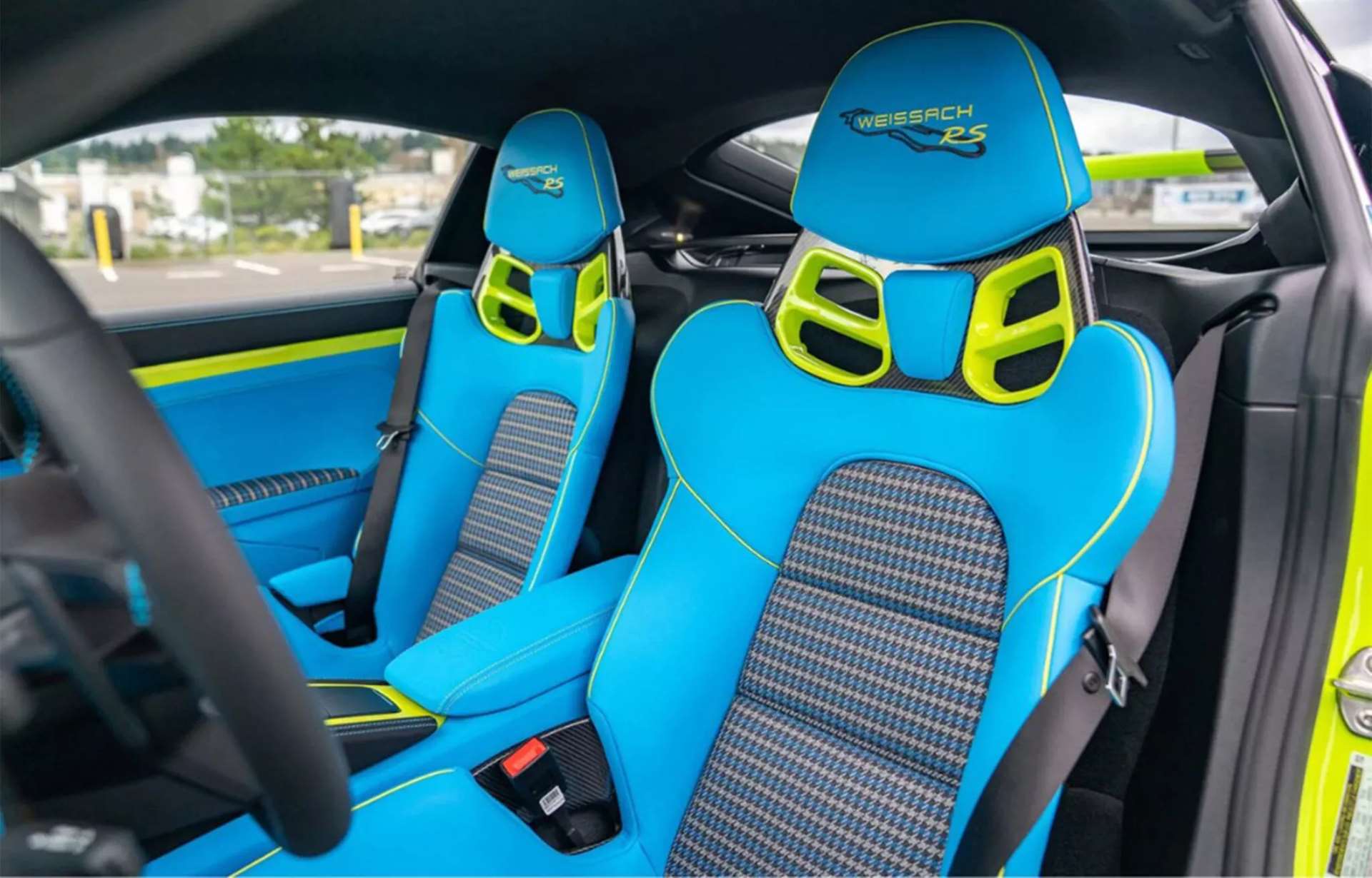 بورشه كايمان GT4 RS بالأخضر و الأزرق تفرّد جريء أم مزيج لوني غريب 3 بورشه كايمان GT4 RS بالأخضر و الأزرق تفرّد جريء أم مزيج لوني غريب - عرب اوتو هب