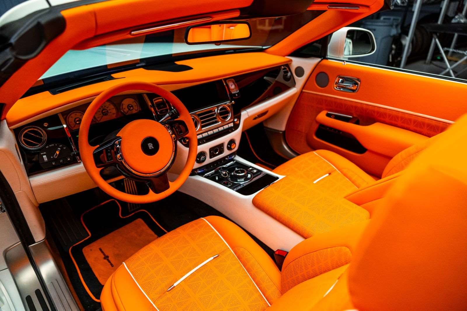 رولز رويس داون 2020 بلاك بادج بقمة الفخامة و التفرّد 1 رولز رويس داون 2020 بلاك بادج بقمة الفخامة و التفرّد - عرب اوتو هب