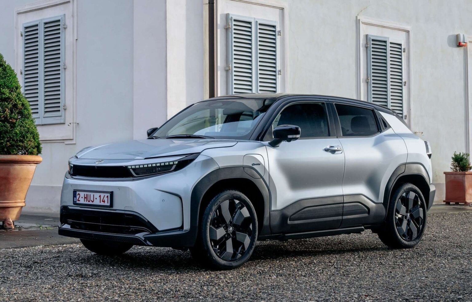 تويوتا اوربان كروزر 2025 سيارة كهربائية تخطف الأنظار بمدرسة سوزوكي - عرب اوتو هب