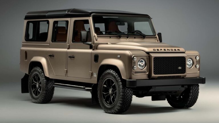 لاند روفر ديفندر V8 كلاسيك و 300 ساعة للطلاء لتجسيد روح الأوكتا العصرية