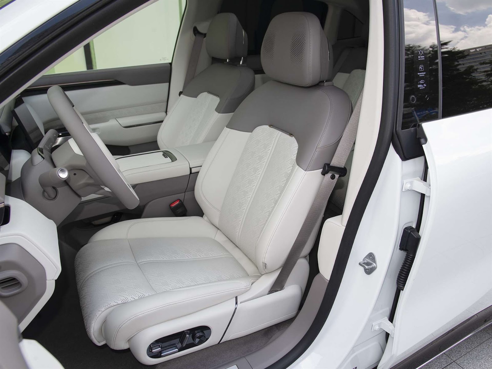 زيكار 7X 2025: سيارة SUV كهربائية تضع معايير جديدة في الفخامة والأداء و السعر 2 زيكار 7X 2025: سيارة SUV كهربائية تضع معايير جديدة في الفخامة والأداء و السعر - عرب اوتو هب