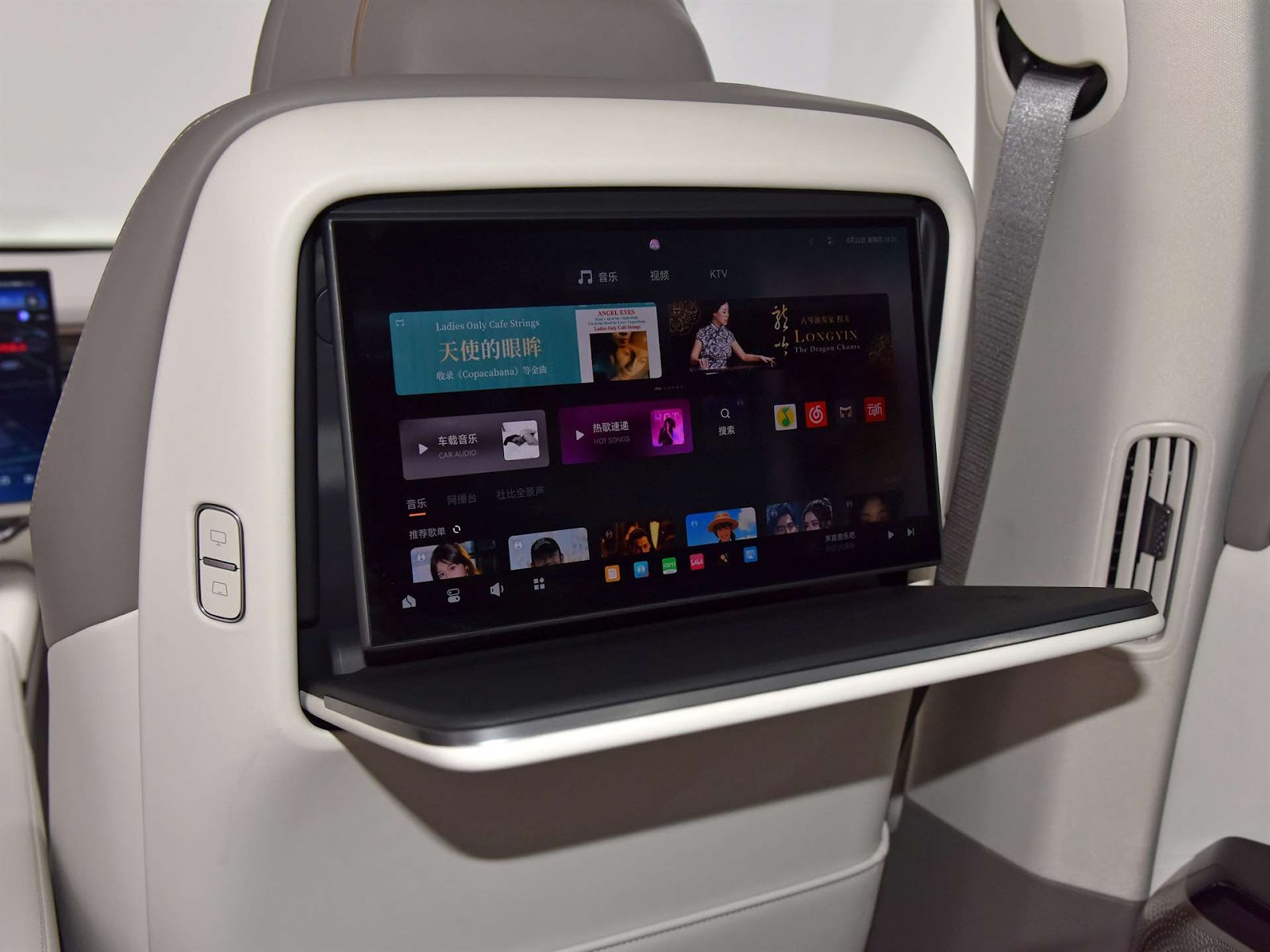 زيكار 7X 2025: سيارة SUV كهربائية تضع معايير جديدة في الفخامة والأداء و السعر 6 زيكار 7X 2025: سيارة SUV كهربائية تضع معايير جديدة في الفخامة والأداء و السعر - عرب اوتو هب