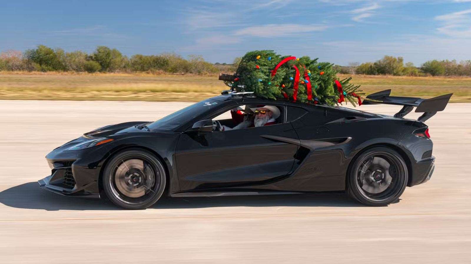 كورفيت ZR1 تجر أسرع شجرة عيد الميلاد في العالم بسرعة 312 كم/س 1 كورفيت ZR1 تجر أسرع شجرة عيد الميلاد في العالم بسرعة 312 كم/س - عرب اوتو هب
