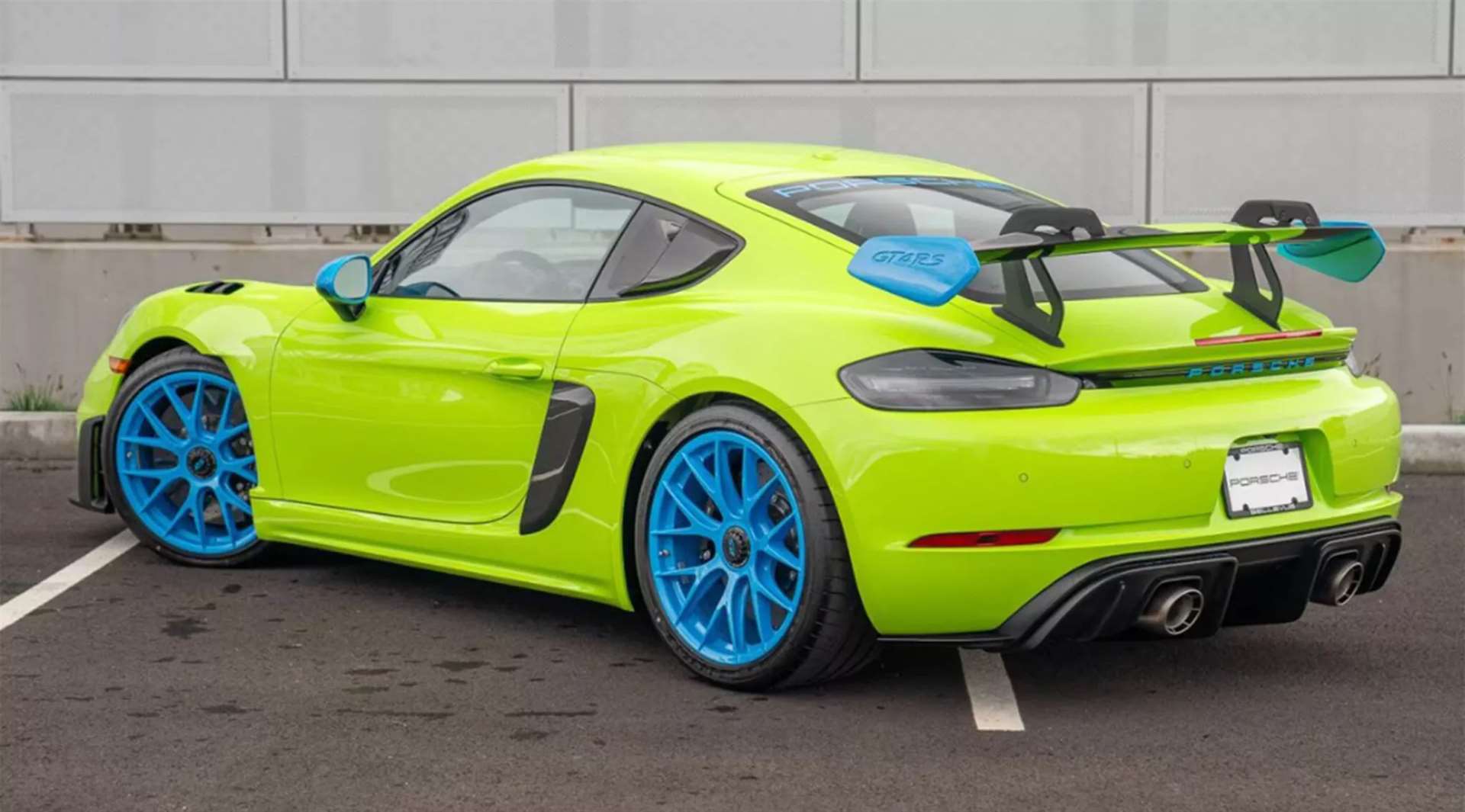 بورشه كايمان GT4 RS بالأخضر و الأزرق تفرّد جريء أم مزيج لوني غريب 2 بورشه كايمان GT4 RS بالأخضر و الأزرق تفرّد جريء أم مزيج لوني غريب - عرب اوتو هب