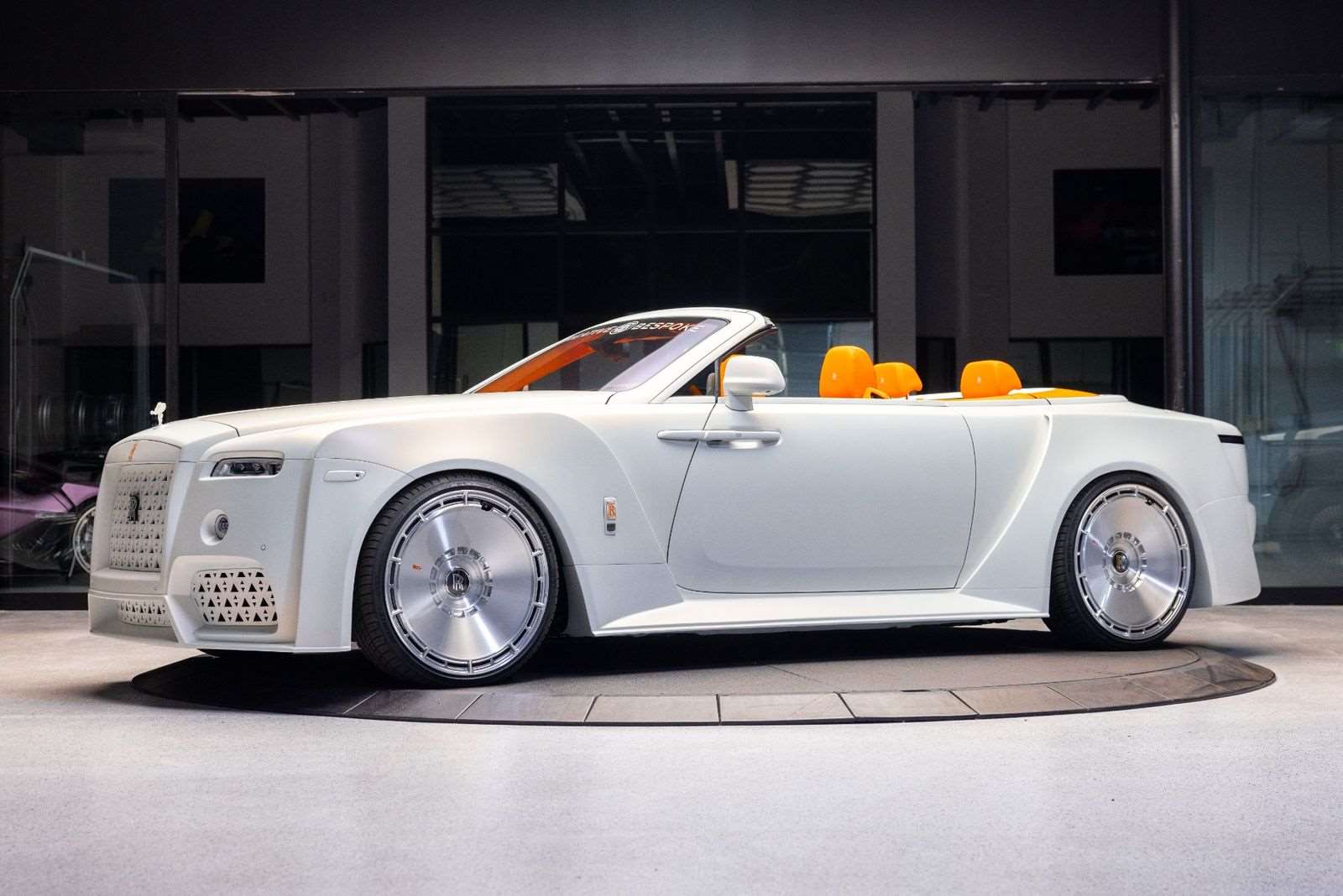 رولز رويس داون 2020 بلاك بادج بقمة الفخامة و التفرّد 3 رولز رويس داون 2020 بلاك بادج بقمة الفخامة و التفرّد - عرب اوتو هب