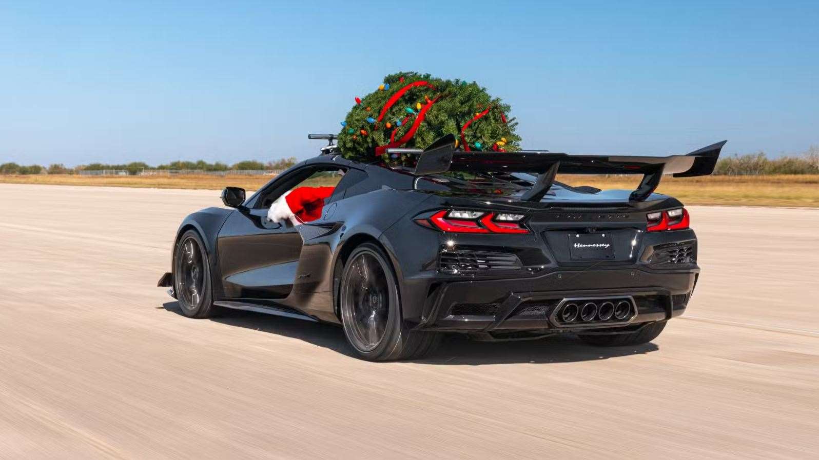 كورفيت ZR1 تجر أسرع شجرة عيد الميلاد في العالم بسرعة 312 كم/س 3 كورفيت ZR1 تجر أسرع شجرة عيد الميلاد في العالم بسرعة 312 كم/س - عرب اوتو هب