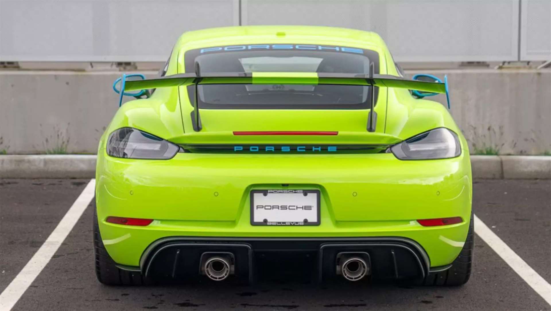 بورشه كايمان GT4 RS بالأخضر و الأزرق تفرّد جريء أم مزيج لوني غريب 4 بورشه كايمان GT4 RS بالأخضر و الأزرق تفرّد جريء أم مزيج لوني غريب - عرب اوتو هب