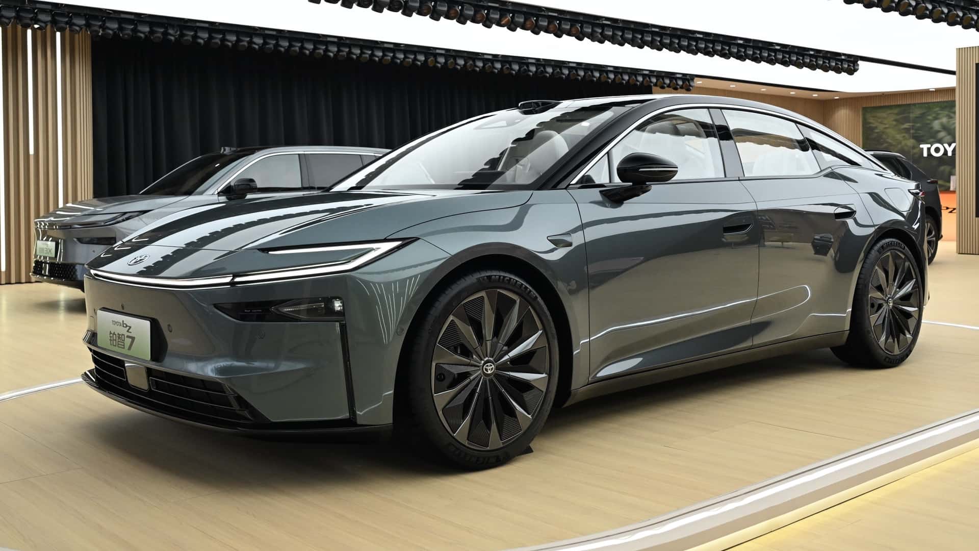 تويوتا bZ7 الكهربائية سيدان فاخرة بتقنيات هواوي و تفاصيل مذهلة قبل إطلاقها في 2026 2 تويوتا bZ7 الكهربائية سيدان فاخرة بتقنيات هواوي و تفاصيل مذهلة قبل إطلاقها في 2026 - عرب اوتو هب