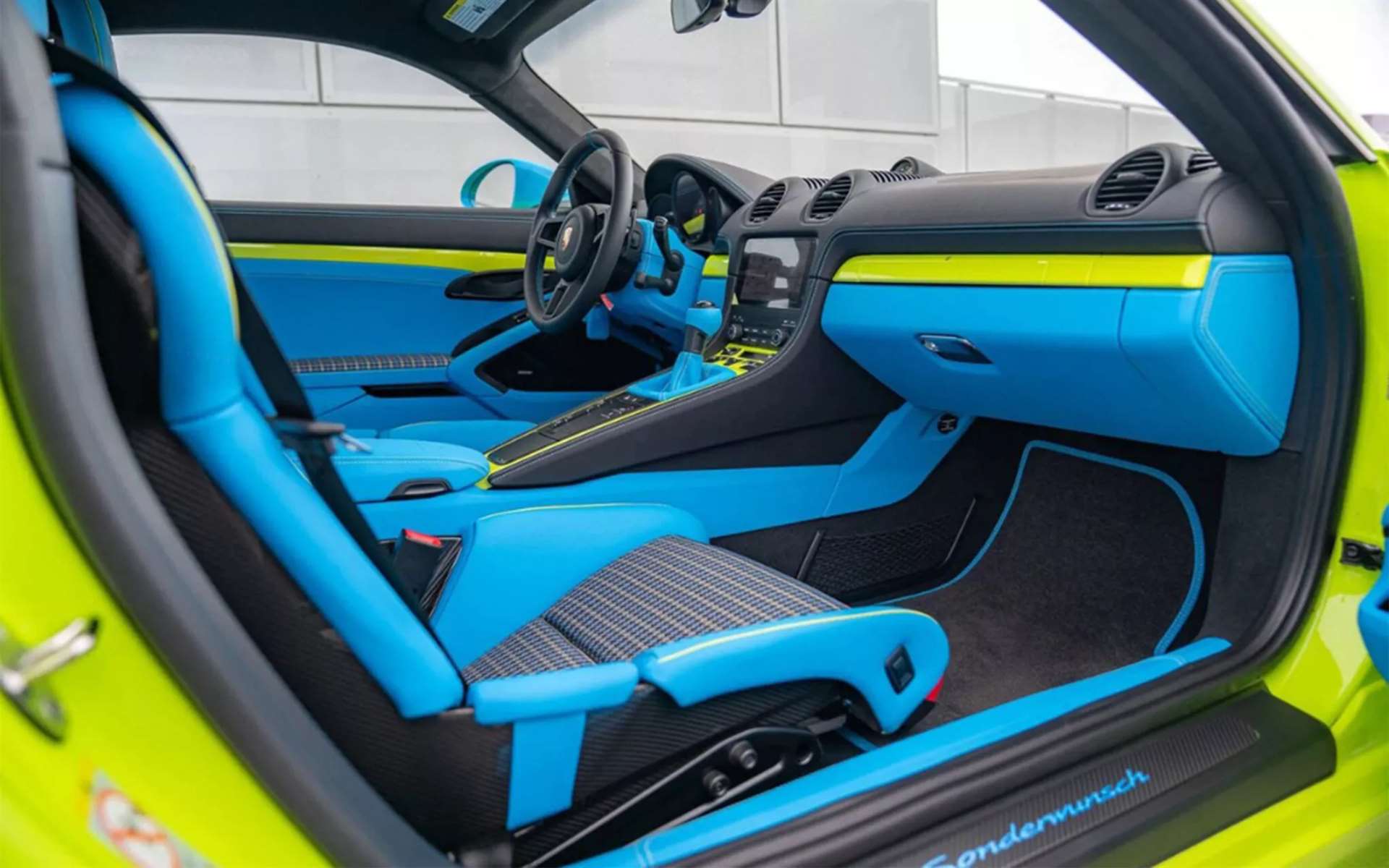 بورشه كايمان GT4 RS بالأخضر و الأزرق تفرّد جريء أم مزيج لوني غريب 1 بورشه كايمان GT4 RS بالأخضر و الأزرق تفرّد جريء أم مزيج لوني غريب - عرب اوتو هب