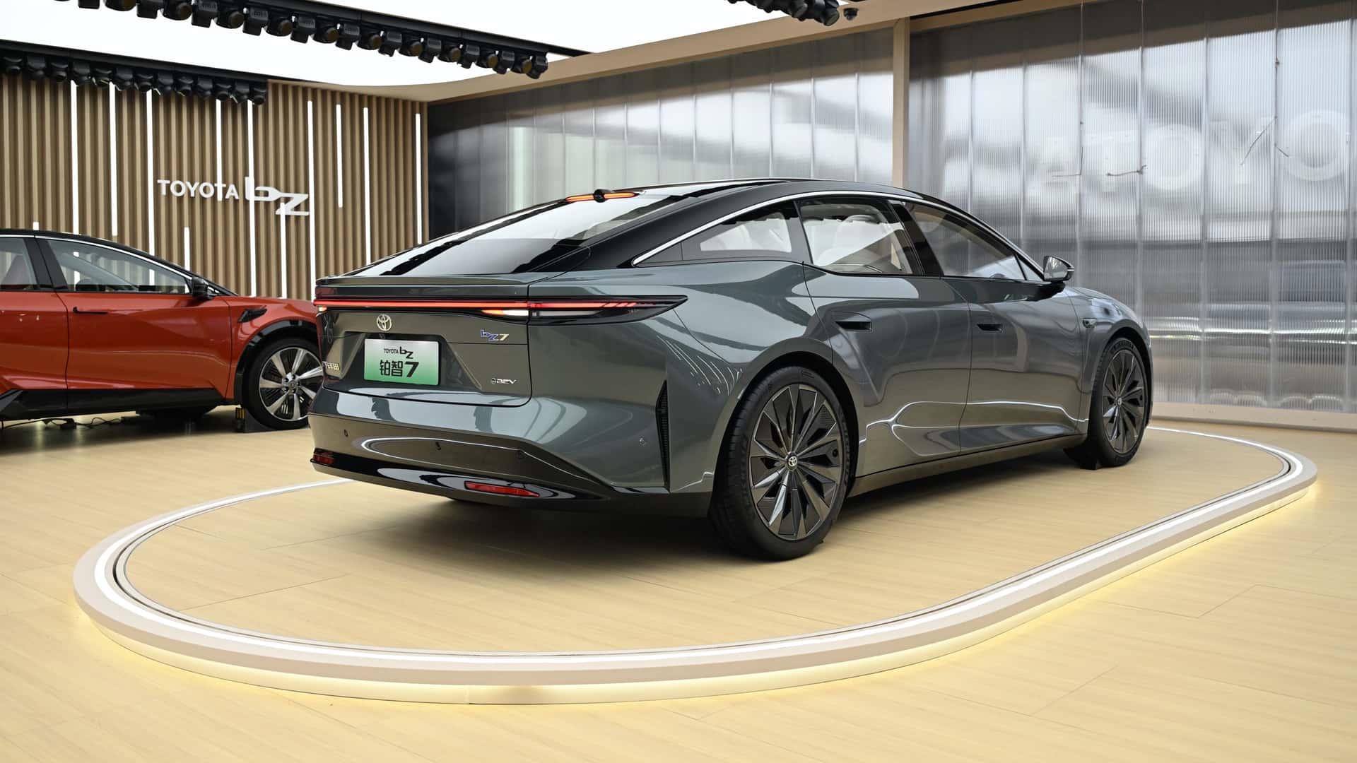 تويوتا bZ7 الكهربائية سيدان فاخرة بتقنيات هواوي و تفاصيل مذهلة قبل إطلاقها في 2026 5 تويوتا bZ7 الكهربائية سيدان فاخرة بتقنيات هواوي و تفاصيل مذهلة قبل إطلاقها في 2026 - عرب اوتو هب