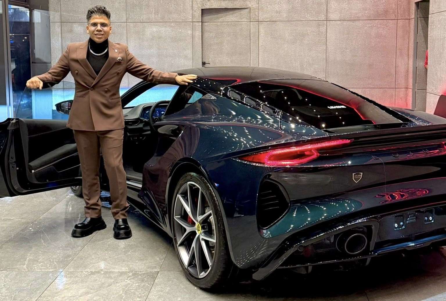 عمر كمال يفاجي الجميع بسيارة جديدة و فاخرة من لوتس 1 عمر كمال يفاجي الجميع بسيارة جديدة و فاخرة من لوتس - عرب اوتو هب