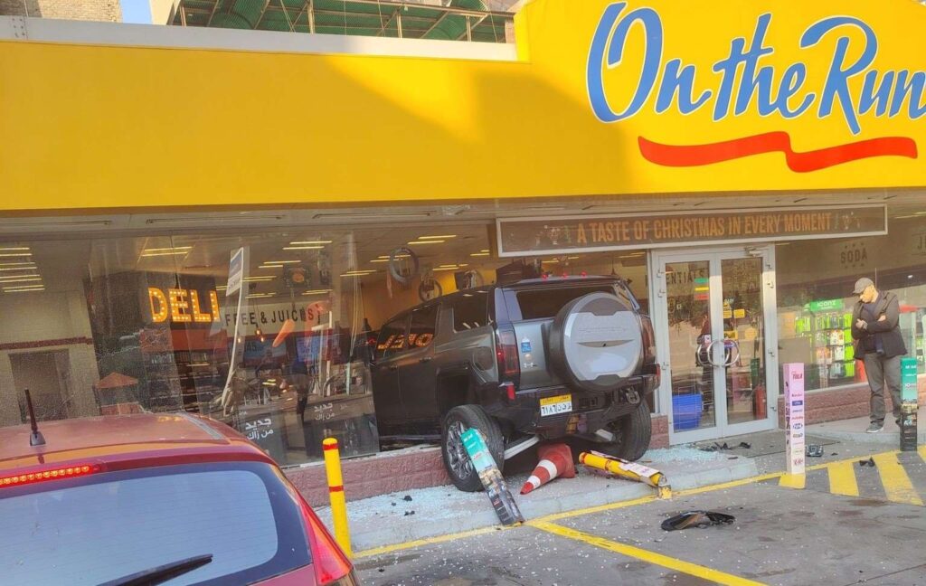 حادث سيارة جي ام سي همر الكهربائية بمحطة موبيل في المعادي يثير تساؤلات حول الأعطال المفاجئة - عرب اوتو هب