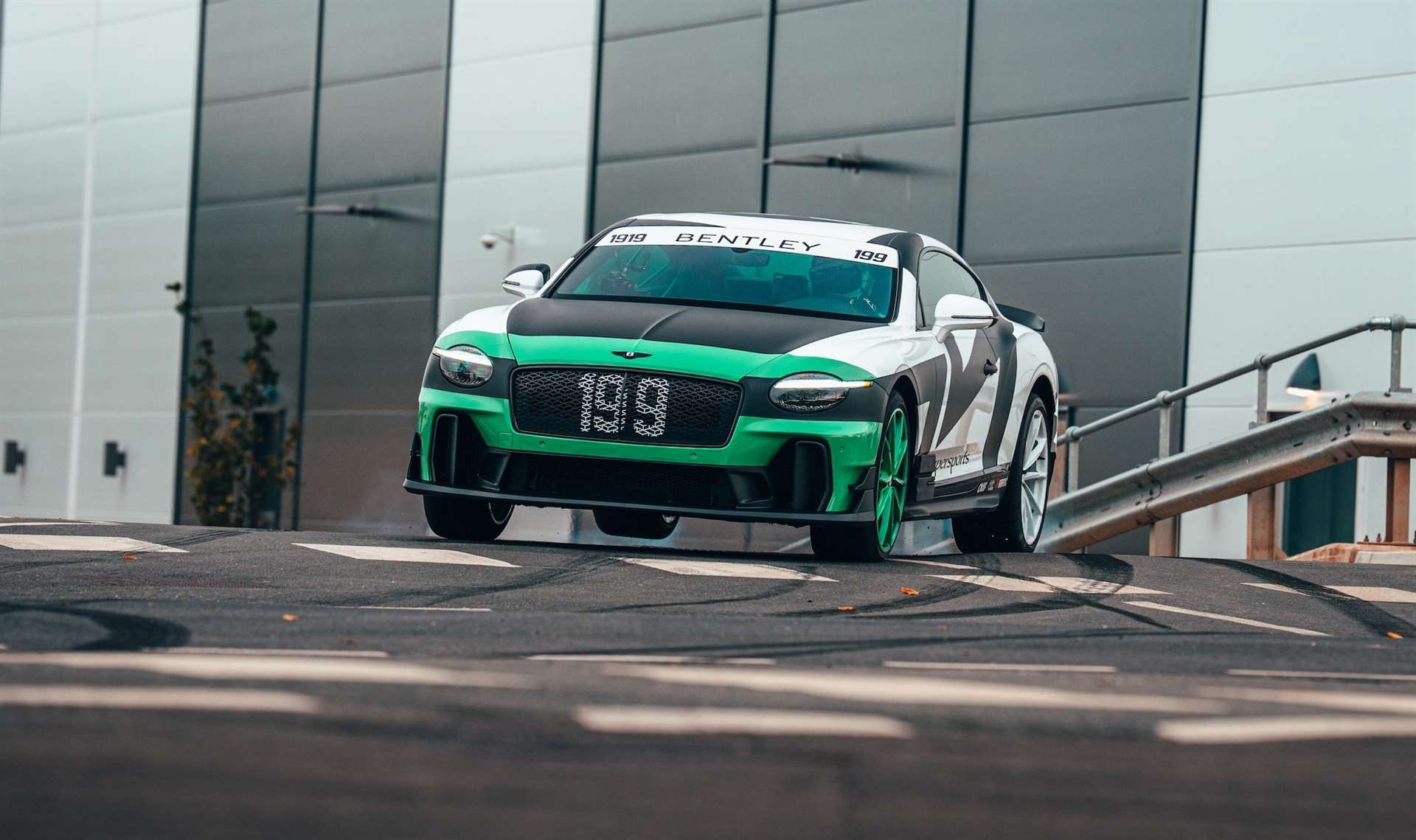 ترافيس باسترانا يفجر طاقات بنتلي سوبراسبرتس بأسلوب لم نتخيله 1 ترافيس باسترانا يفجر طاقات بنتلي سوبراسبرتس بأسلوب لم نتخيله - عرب اوتو هب