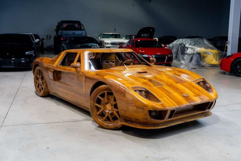 نحات بلجيكي يصنع فورد GT خشبية بالحجم الكامل