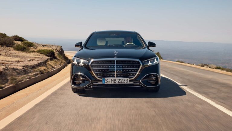 مرسيدس S-Class 2027 تكشف مستقبل الفخامة بقوة V8 و تقنيات المستقبل