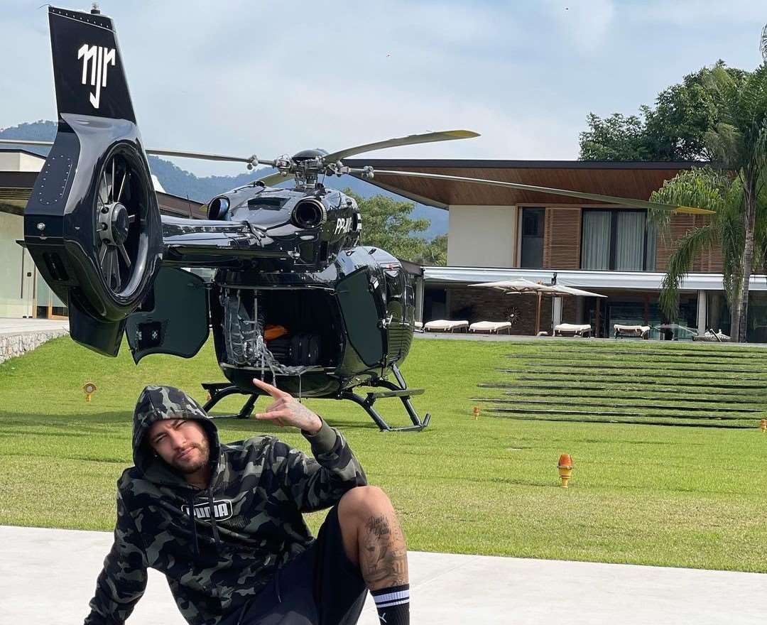 نيمار جونيور يلفت الأنظار بمجموعة تنقل خرافية من باتموبيل خاصة و طائرة خاصة و هليكوبتر فاخرة 4 نيمار جونيور يلفت الأنظار بمجموعة تنقل خرافية من باتموبيل خاصة و طائرة خاصة و هليكوبتر فاخرة - عرب اوتو هب