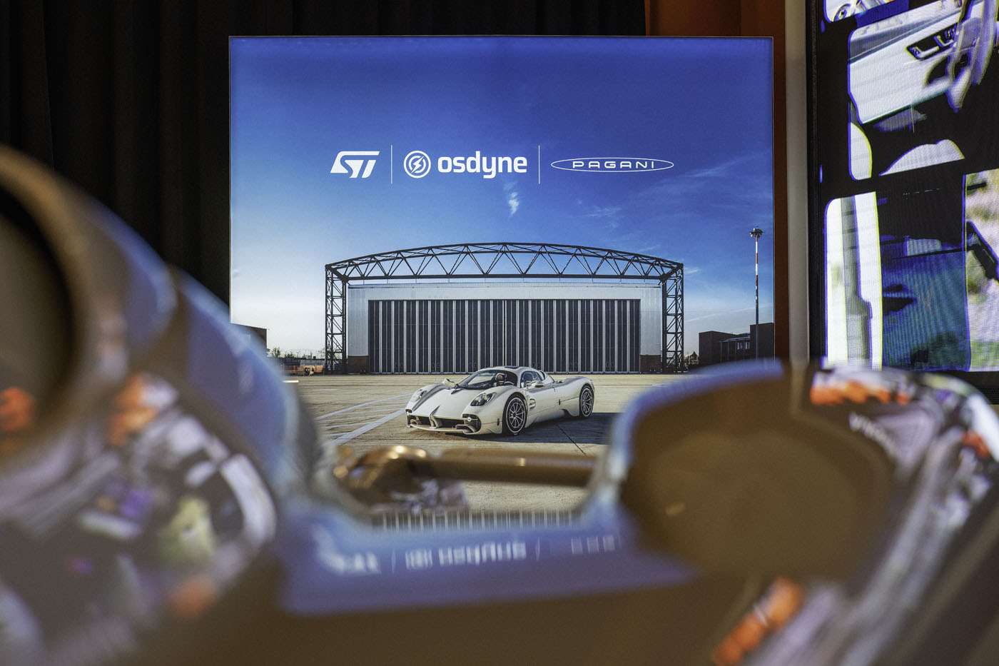 باجاني هايبركار و رسم ملامح مستقبل الحوسبة المدمجة 5 باجاني هايبركار و رسم ملامح مستقبل الحوسبة المدمجة - عرب اوتو هب