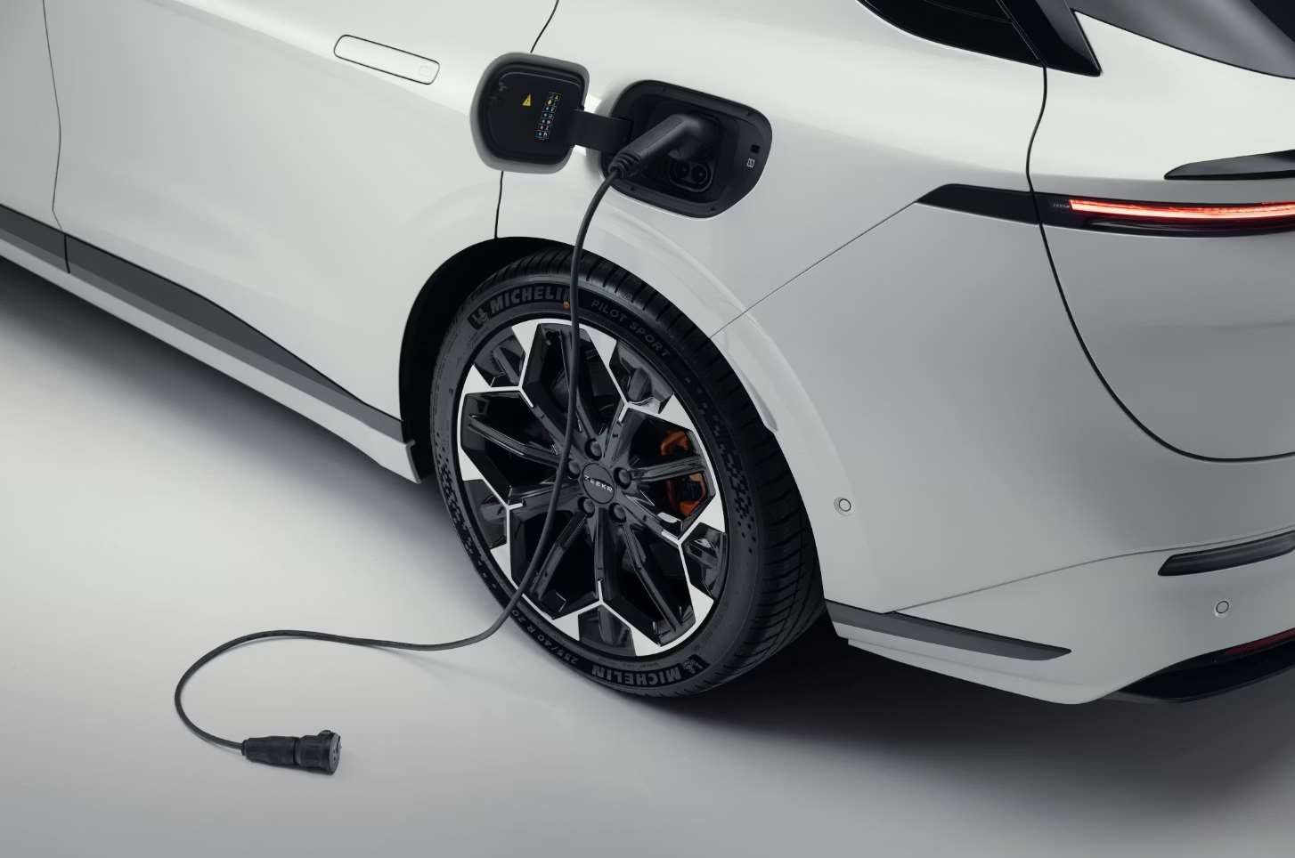 زيكر 7GT الوافد الكهربائي الجديد يغير قواعد اللعبة في فئة سيارات الواجن 2 زيكر 7GT الوافد الكهربائي الجديد يغير قواعد اللعبة في فئة سيارات الواجن - عرب اوتو هب