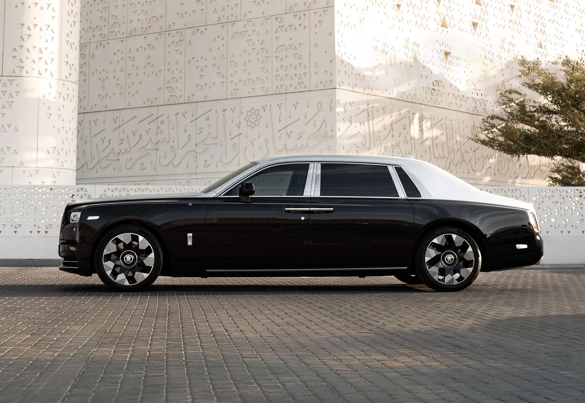 رولز رويس فانتوم أرابيسك تحفة فنية مستوحاة من العمارة العربية 4 رولز رويس فانتوم أرابيسك تحفة فنية مستوحاة من العمارة العربية - عرب اوتو هب