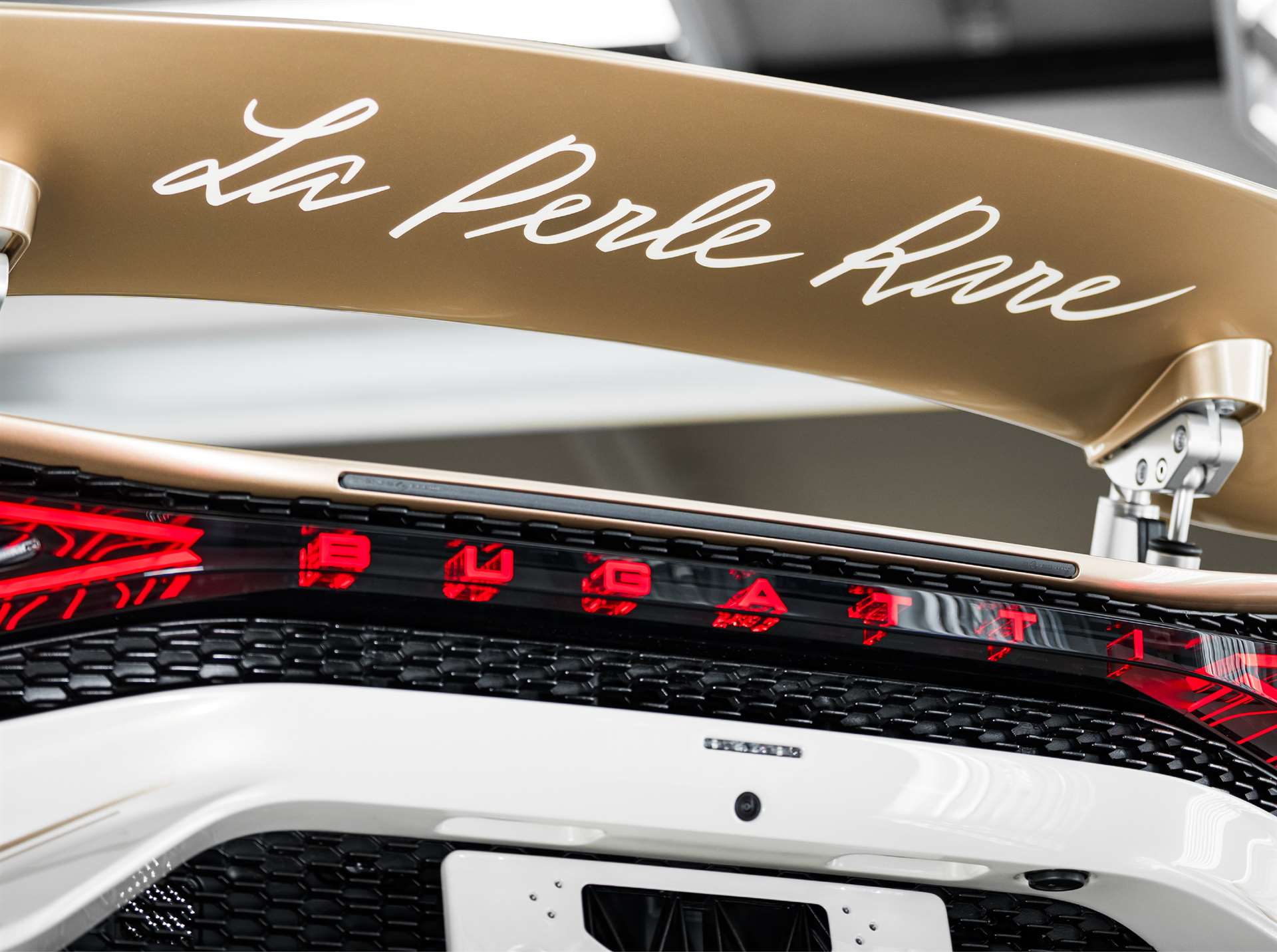 بوجاتي W16 Mistral La Perle Rare تحفة فنية استثنائية تمزج بين الأداء الجامح و الحرفية التي لا تضاهى 6 بوجاتي W16 Mistral La Perle Rare تحفة فنية استثنائية تمزج بين الأداء الجامح و الحرفية التي لا تضاهى - عرب اوتو هب