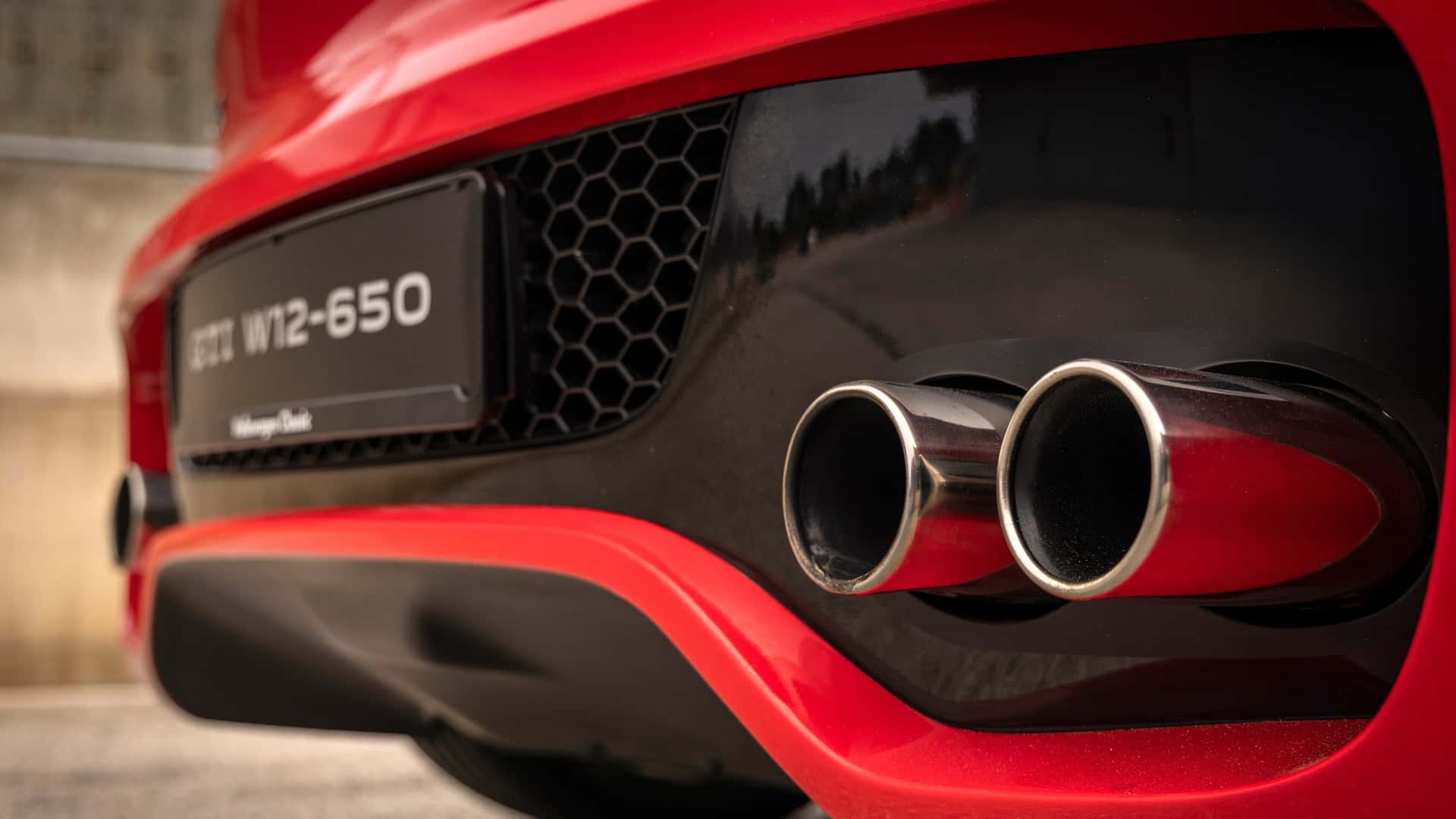 فولكس واجن جولف W12 650 تعود بمحرك 12 اسطوانة و قوة 640 حصان لتشعل عيد GTI الخمسين 4 فولكس واجن جولف W12 650 تعود بمحرك 12 اسطوانة و قوة 640 حصان لتشعل عيد GTI الخمسين - عرب اوتو هب