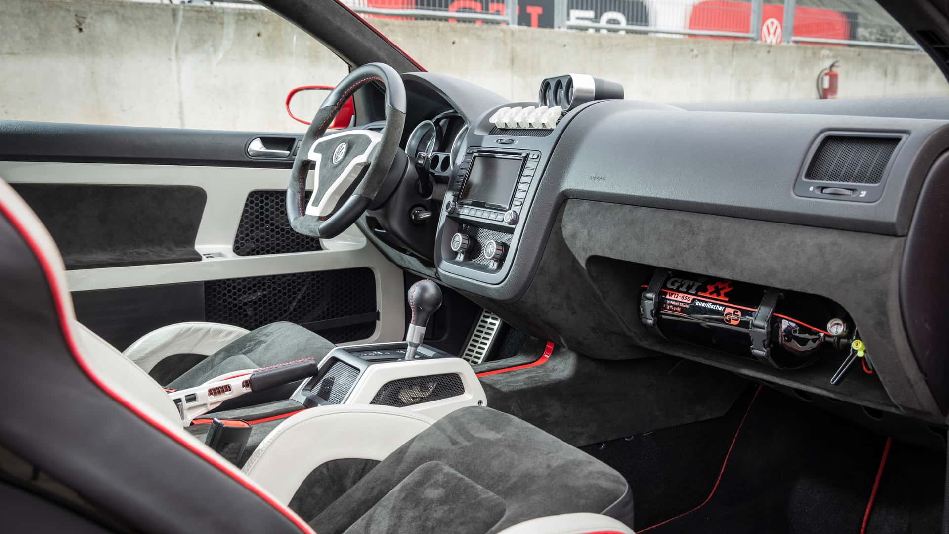 فولكس واجن جولف W12 650 تعود بمحرك 12 اسطوانة و قوة 640 حصان لتشعل عيد GTI الخمسين 5 فولكس واجن جولف W12 650 تعود بمحرك 12 اسطوانة و قوة 640 حصان لتشعل عيد GTI الخمسين - عرب اوتو هب