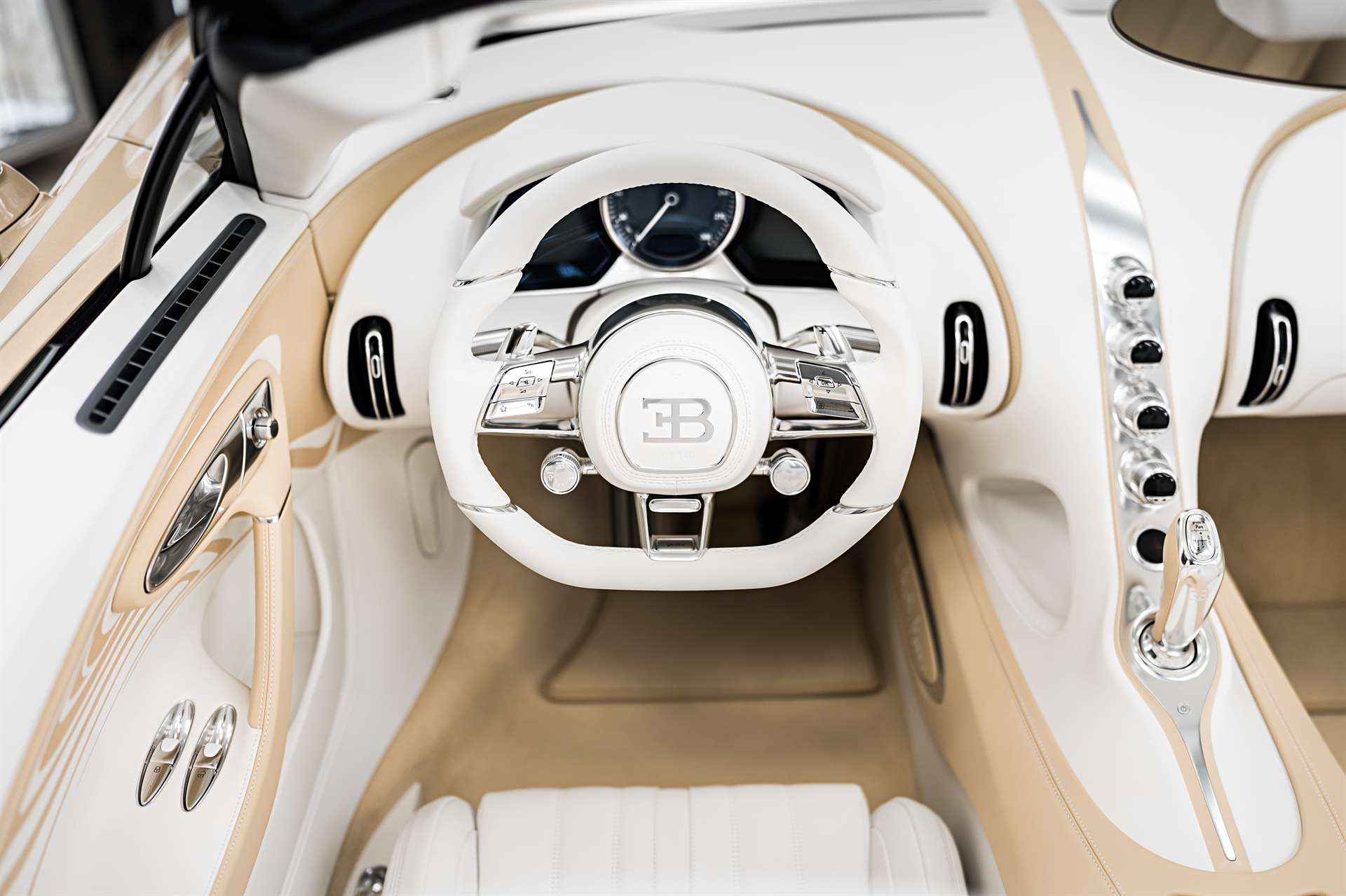 بوجاتي W16 Mistral La Perle Rare تحفة فنية استثنائية تمزج بين الأداء الجامح و الحرفية التي لا تضاهى 4 بوجاتي W16 Mistral La Perle Rare تحفة فنية استثنائية تمزج بين الأداء الجامح و الحرفية التي لا تضاهى - عرب اوتو هب