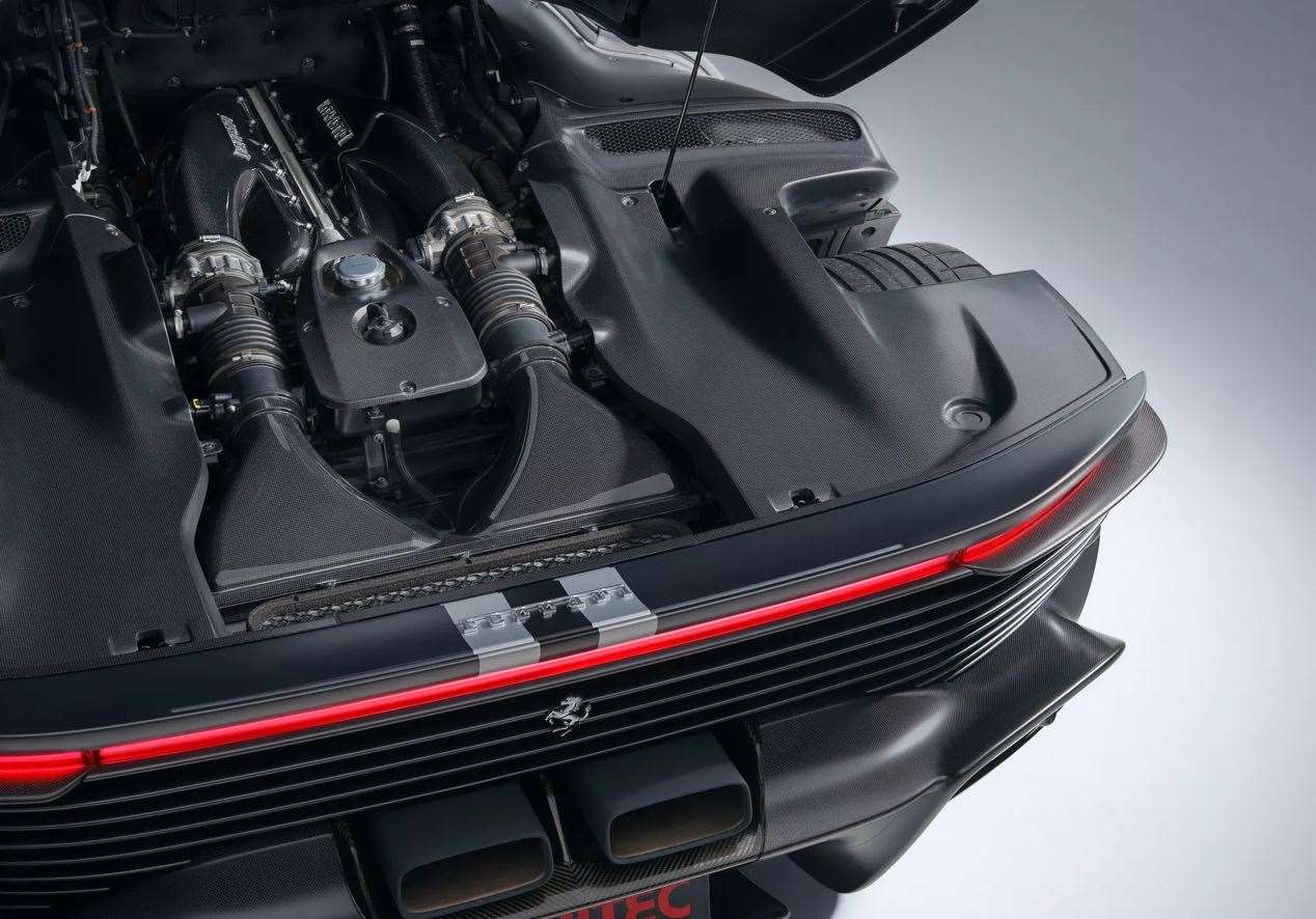 فيراري دايتونا SP3 بلمسة من نوفيتيك بقوة 856 حصان 5 فيراري دايتونا SP3 بلمسة من نوفيتيك بقوة 856 حصان - عرب اوتو هب