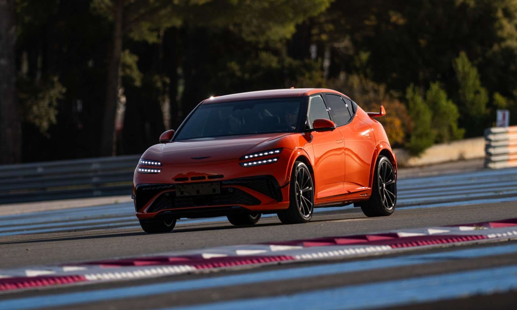 جينيسيس GV60 ماجما القوة الكهربائية التي تعلن ميلاد عصر الأداء الفاخر 1 جينيسيس GV60 ماجما القوة الكهربائية التي تعلن ميلاد عصر الأداء الفاخر - عرب اوتو هب