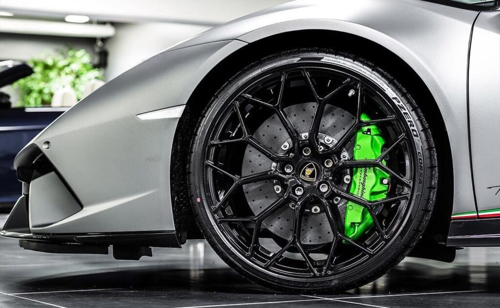 هل تستحق فرامل السيراميك الكربونية كل هذه التكلفة هل تستحق فرامل السيراميك الكربونية كل هذه التكلفة - عرب اوتو هب