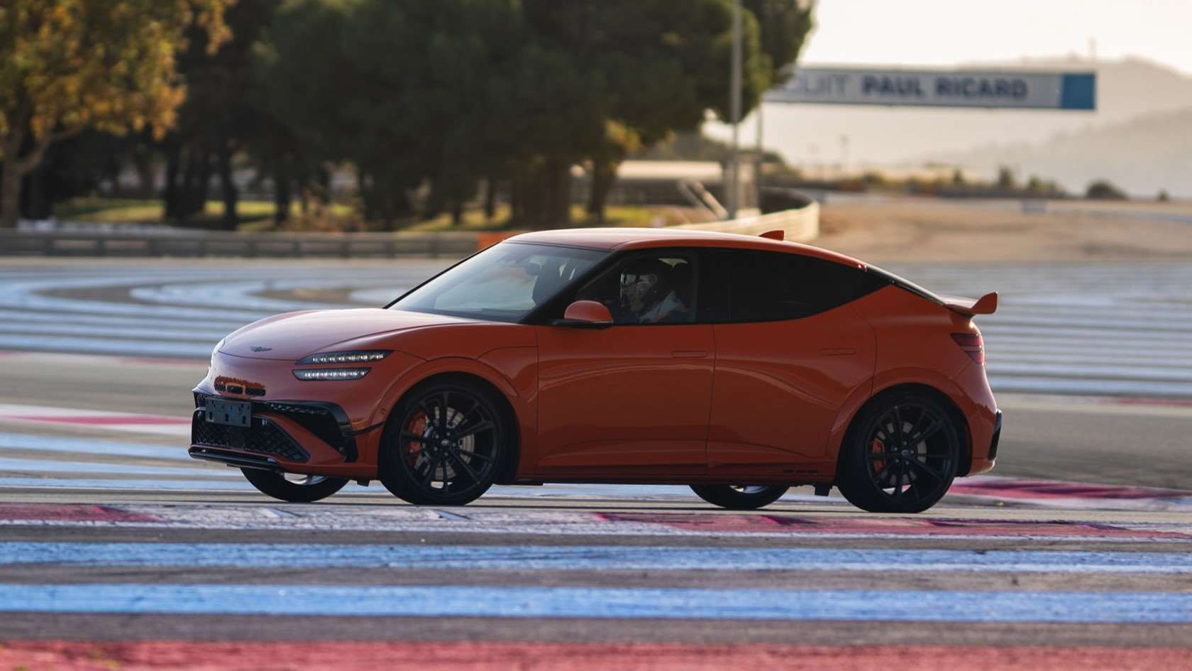 جينيسيس GV60 ماجما القوة الكهربائية التي تعلن ميلاد عصر الأداء الفاخر 2 جينيسيس GV60 ماجما القوة الكهربائية التي تعلن ميلاد عصر الأداء الفاخر - عرب اوتو هب