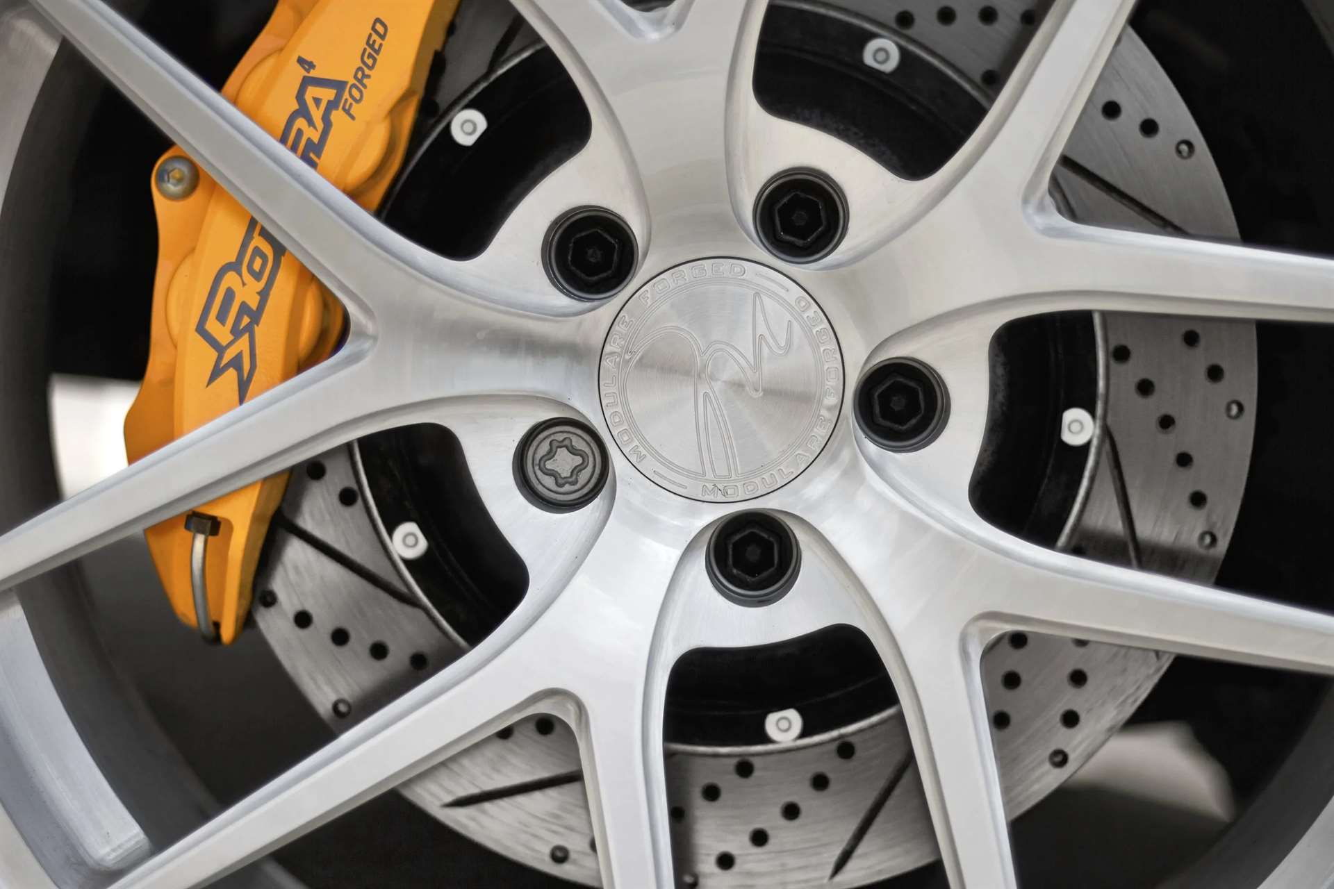 هل تستحق فرامل السيراميك الكربونية كل هذه التكلفة 2 هل تستحق فرامل السيراميك الكربونية كل هذه التكلفة - عرب اوتو هب