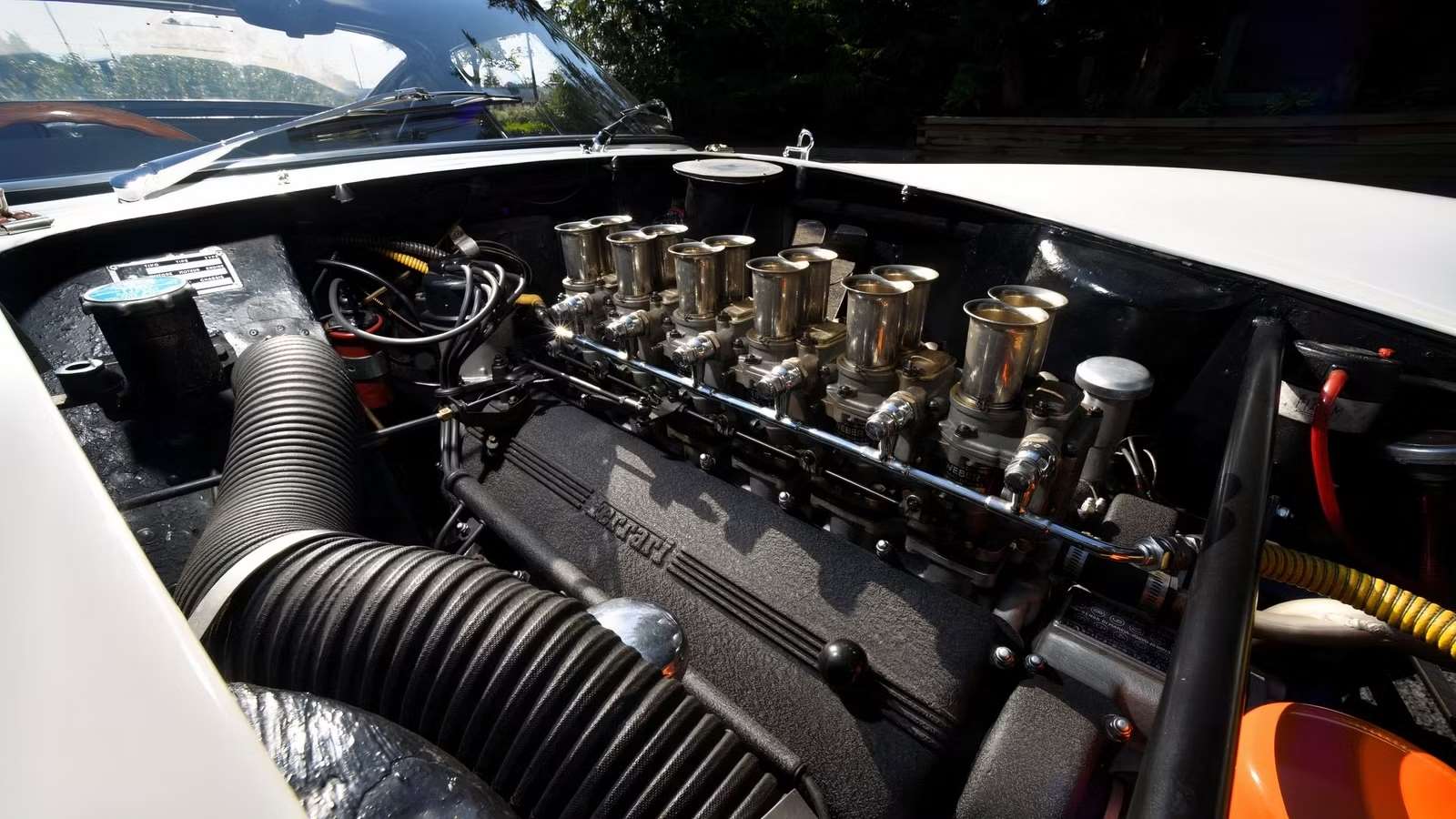 محرك فيراري V12 التكنولوجيا الكاملة سر القوة الأسطورية في عالم السيارات الخارقة 1 محرك فيراري V12 التكنولوجيا الكاملة سر القوة الأسطورية في عالم السيارات الخارقة - عرب اوتو هب