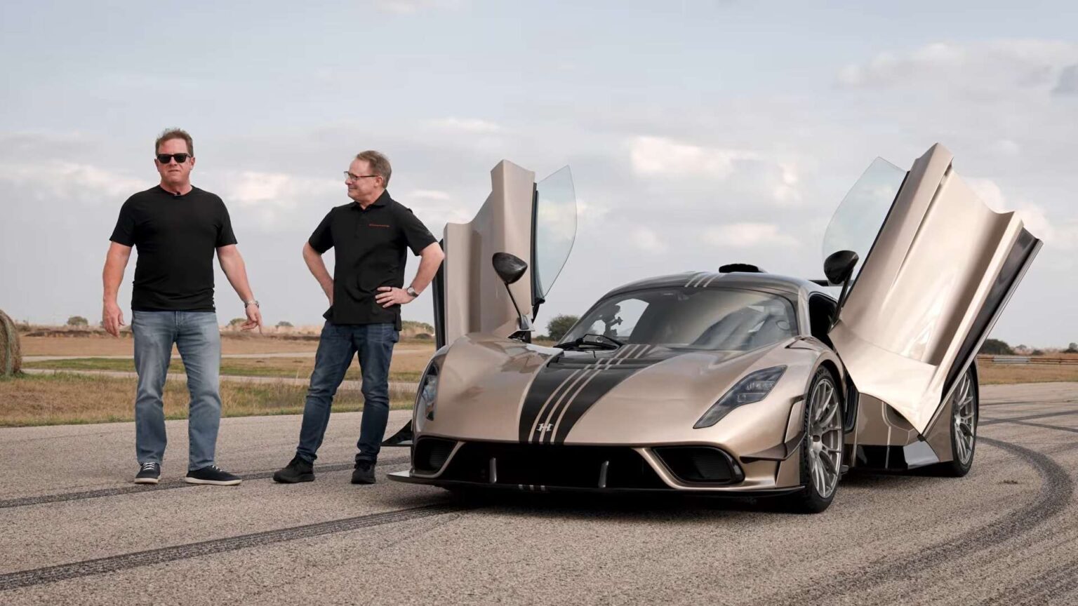 هينيسي فينوم F5 ريفولوشن LF الهايبركار بناقل حركة يدوي الأقوى في العالم بقوة 2000 حصان - عرب اوتو هب